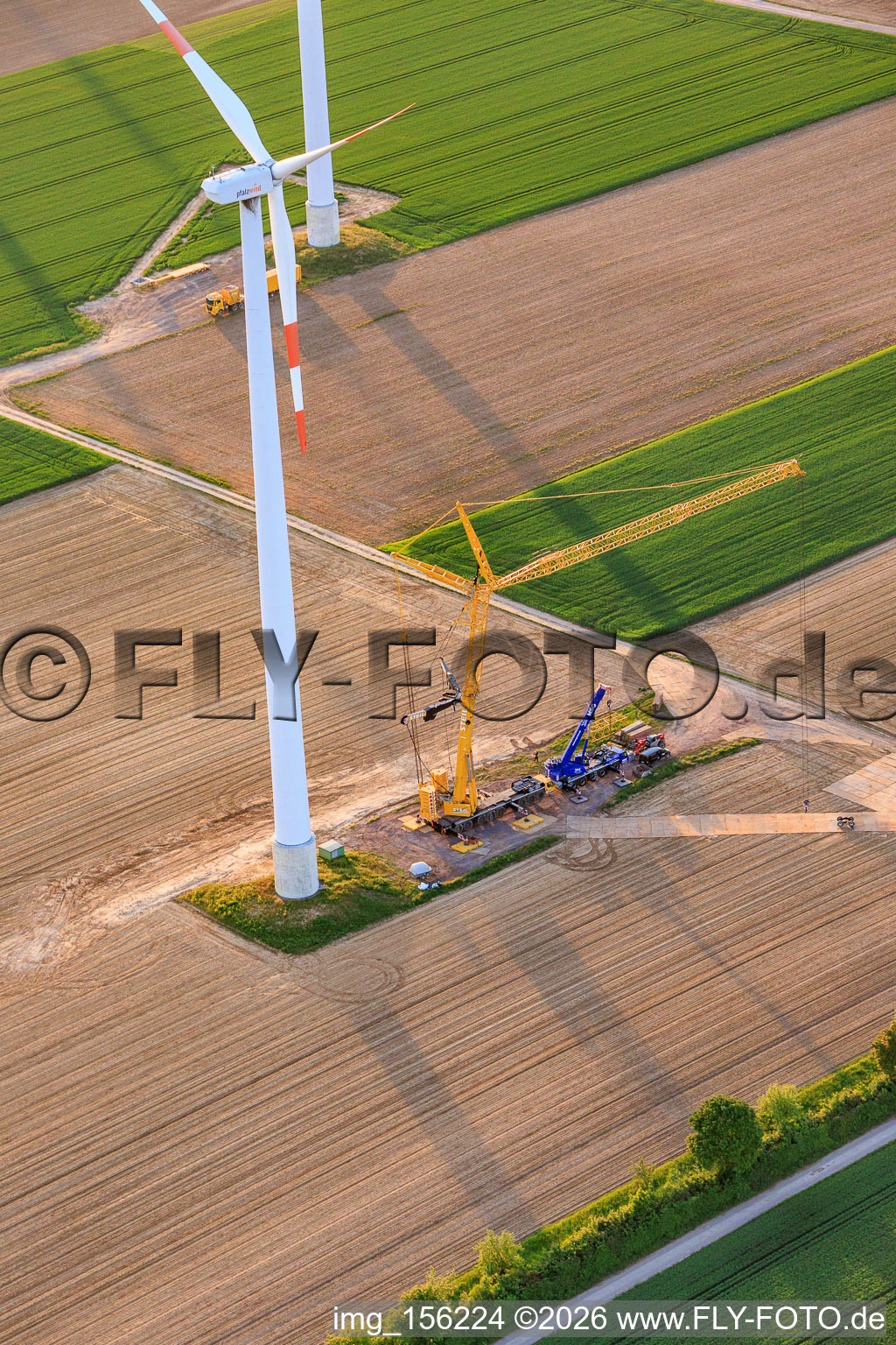 Baustelle zum Abriss der 22 Jahre alten Windräder im Rahmen des Repowering des Windpark Minfeld. JUWI im Bundesland Rheinland-Pfalz, Deutschland