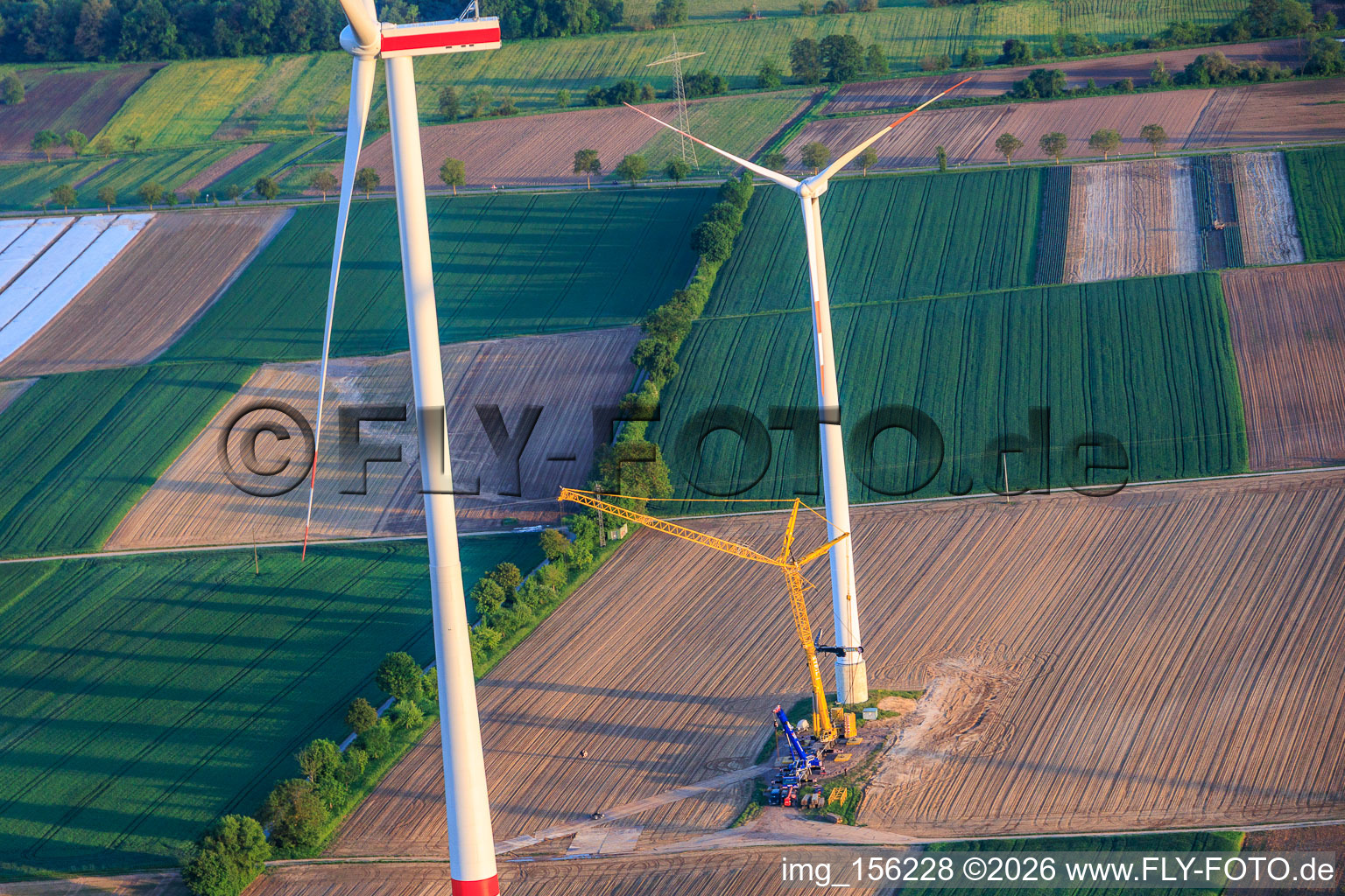 Baustelle zum Abriss der 22 Jahre alten Windräder im Rahmen des Repowering des Windpark Minfeld. JUWI im Bundesland Rheinland-Pfalz, Deutschland