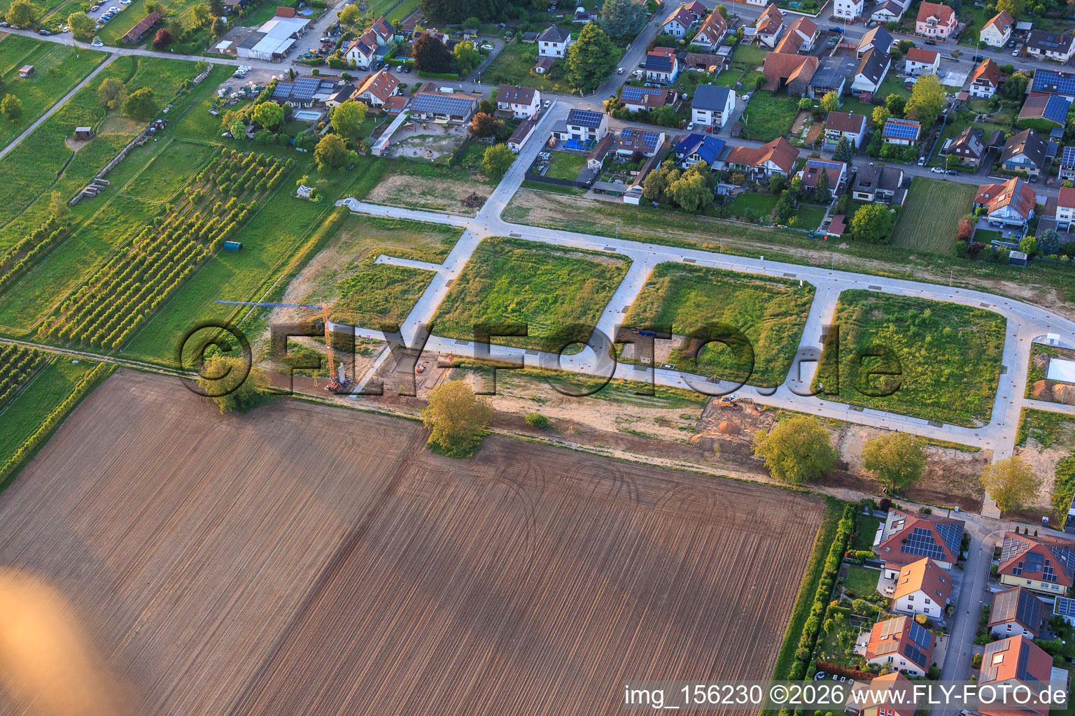 Erste Baustelle im Neubaugebiet Im Kirschgarten in Winden im Bundesland Rheinland-Pfalz, Deutschland