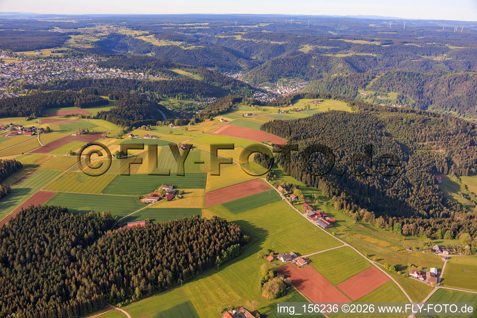 Aussiedlerhöfe auf der Hochebene aus Norden in Schramberg im Bundesland Baden-Württemberg, Deutschland