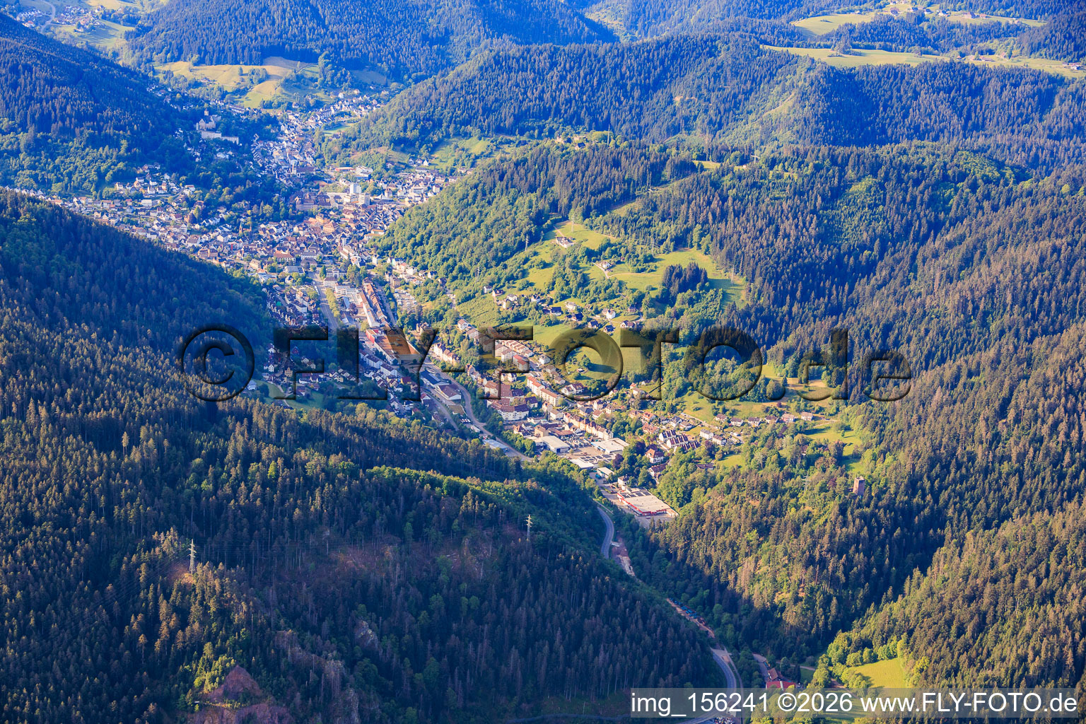 Stadtansicht im Schwarzwaldtal aus Norden in Schramberg im Bundesland Baden-Württemberg, Deutschland