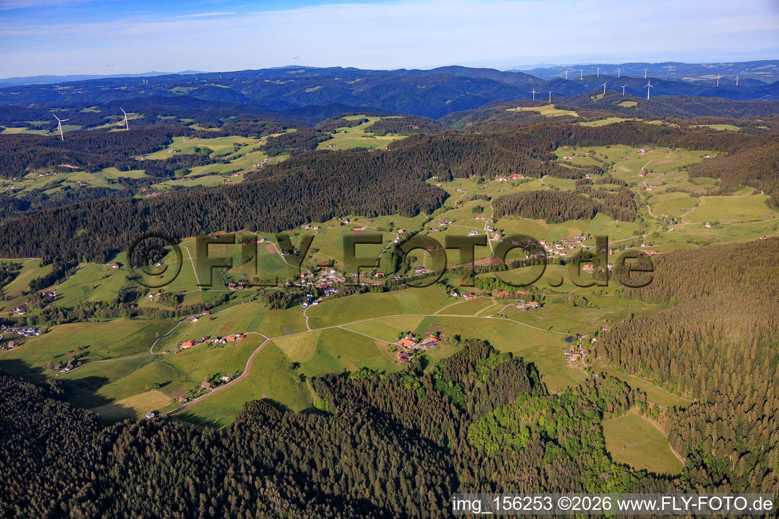 Schwarzwaldmatten um den Sulzbach aus Nordosten im Ortsteil Diesenhof in Lauterbach im Bundesland Baden-Württemberg, Deutschland