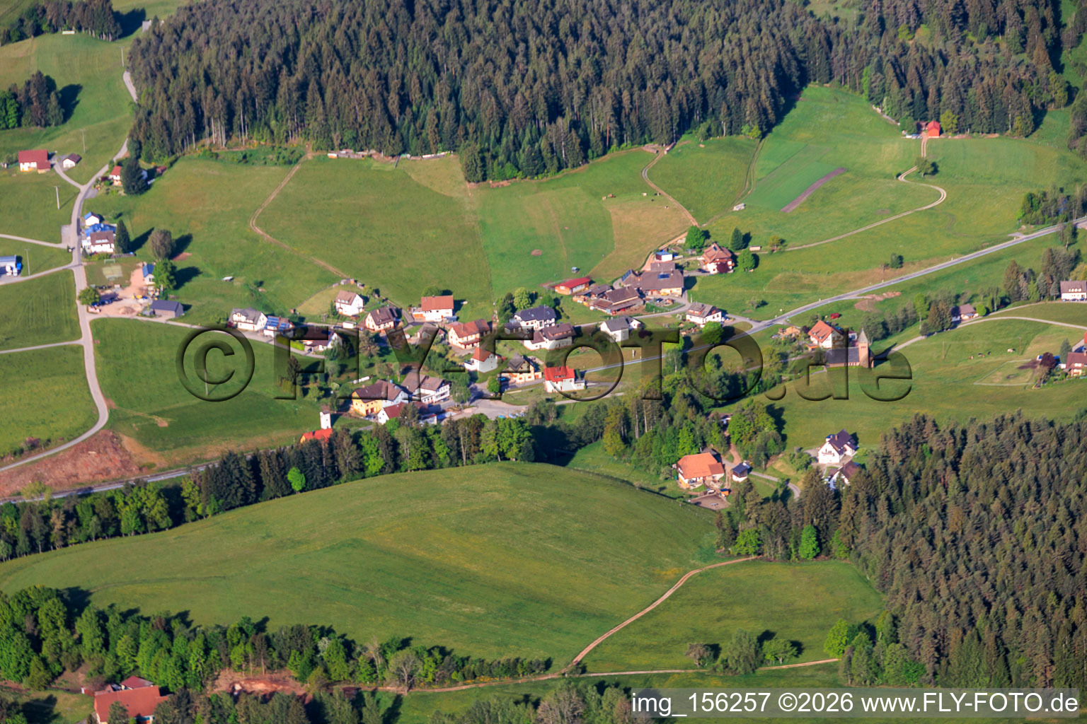 Dorfansicht mit Maria Regina Pacis Kirche am Sulzbach aus Nordosten im Ortsteil Diesenhof in Lauterbach im Bundesland Baden-Württemberg, Deutschland