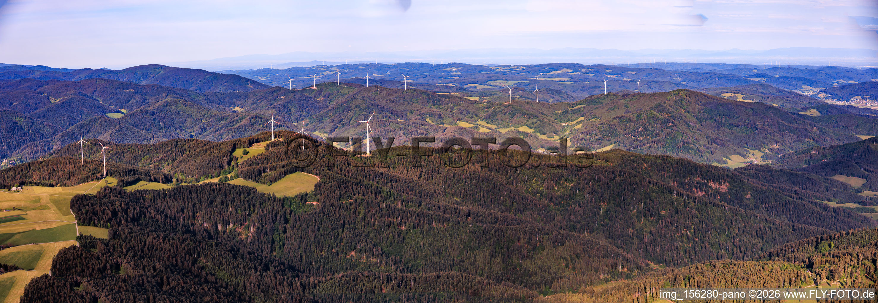 Panorama der Windparks im Schwarzwald im Vordergrund Falkenhöhe im Ortsteil Unter-Reichenbach in Hornberg im Bundesland Baden-Württemberg, Deutschland