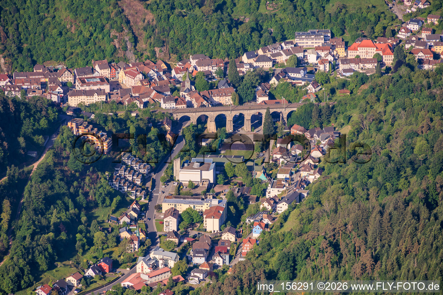 Stadtansicht mit Reichenbachviadukt im Reichenbachtal aus Nordosten in Hornberg im Bundesland Baden-Württemberg, Deutschland