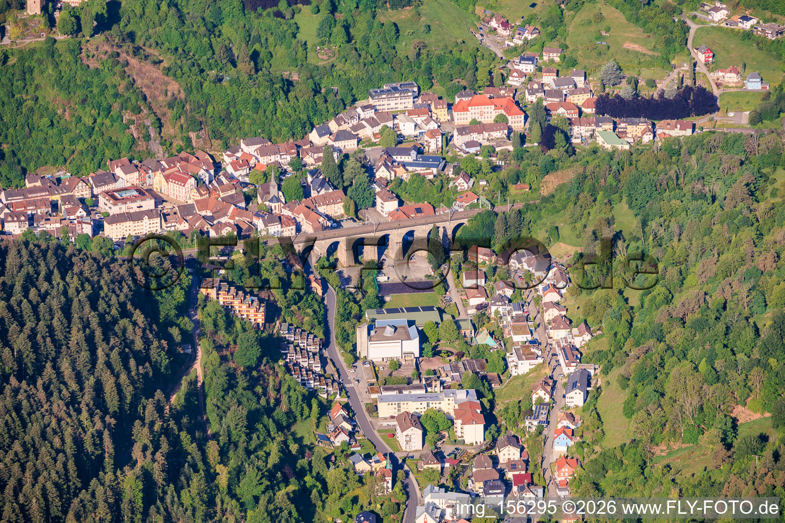 Stadtansicht mit Reichenbachviadukt im Reichenbachtal aus Nordosten in Hornberg im Bundesland Baden-Württemberg, Deutschland