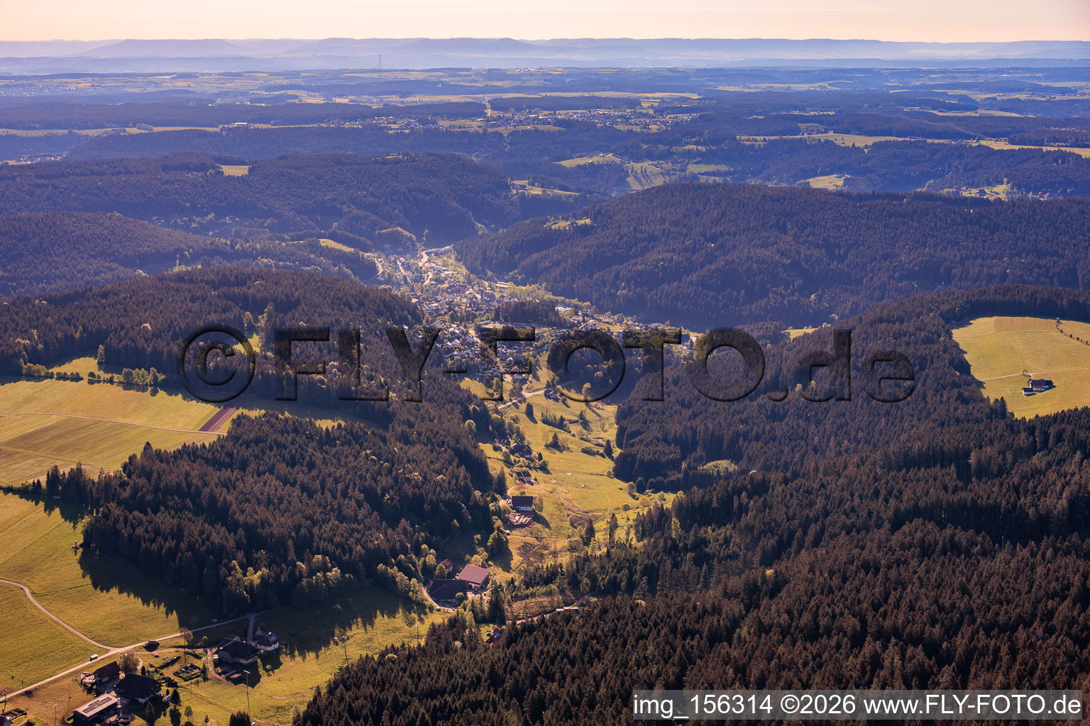 Ortsansicht im Schiltach-Tal aus Westen im Ortsteil Tennenbronn in Schramberg im Bundesland Baden-Württemberg, Deutschland