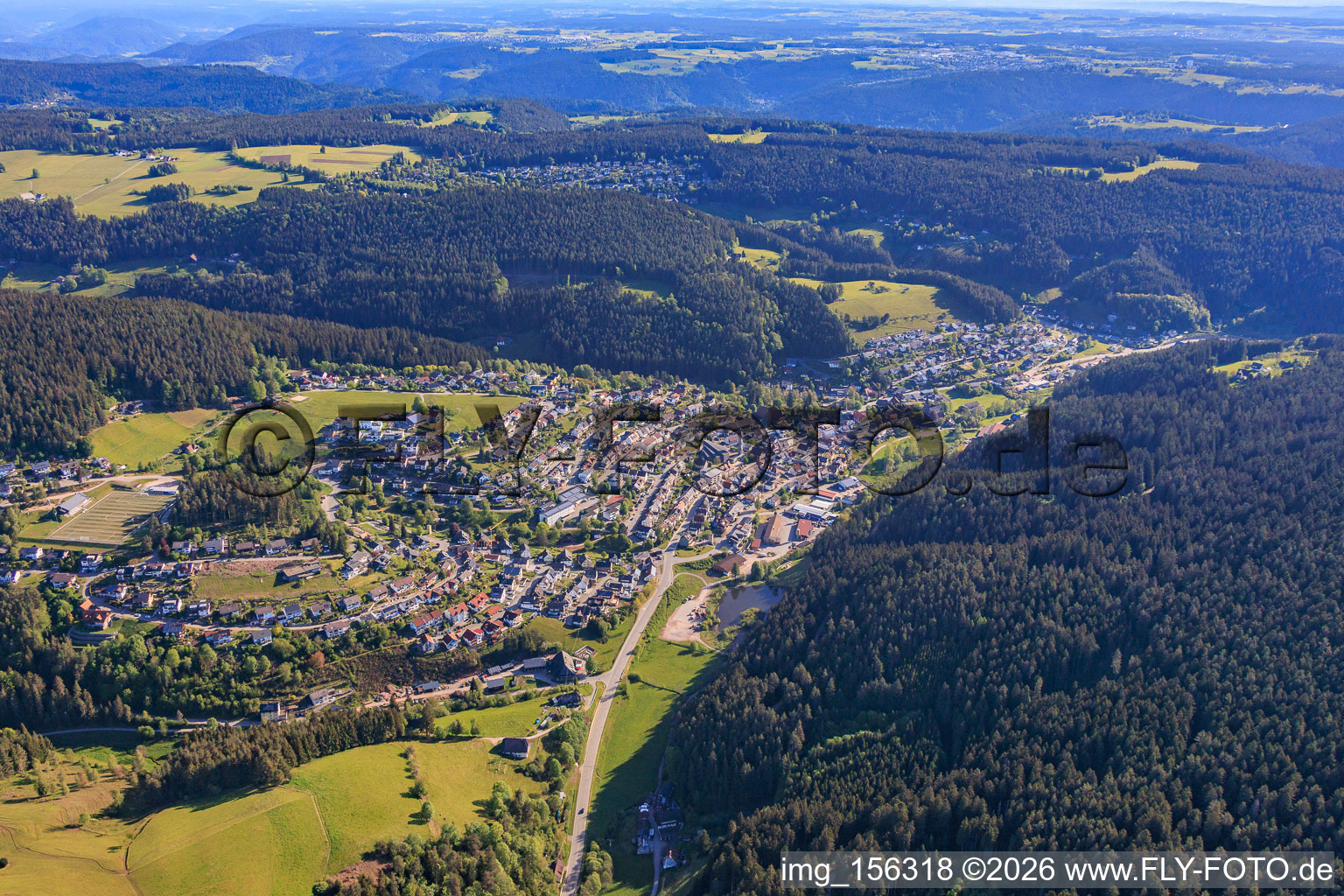 Ortsansicht im Schiltach-Tal aus Süden im Ortsteil Tennenbronn in Schramberg im Bundesland Baden-Württemberg, Deutschland
