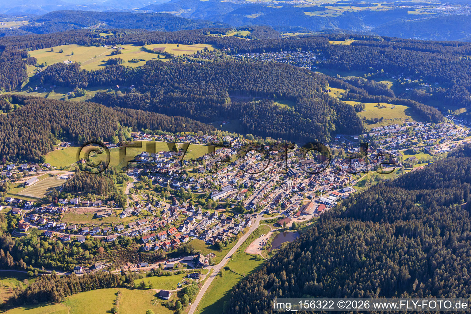 Ortsansicht im Schiltach-Tal aus Süden im Ortsteil Tennenbronn in Schramberg im Bundesland Baden-Württemberg, Deutschland