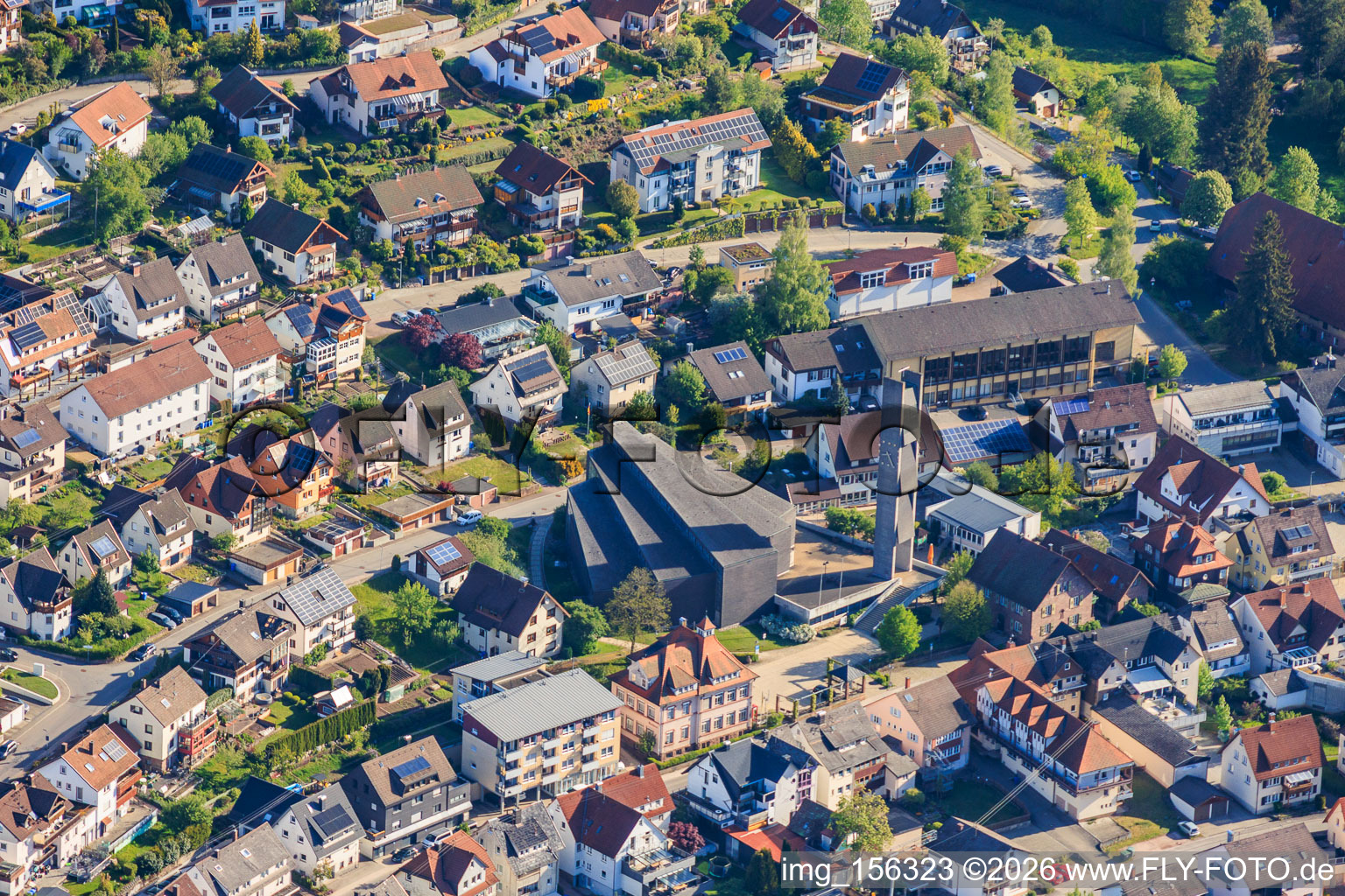Haupttr. mit St. Johann Baptist Kirche im Ortsteil Tennenbronn in Schramberg im Bundesland Baden-Württemberg, Deutschland