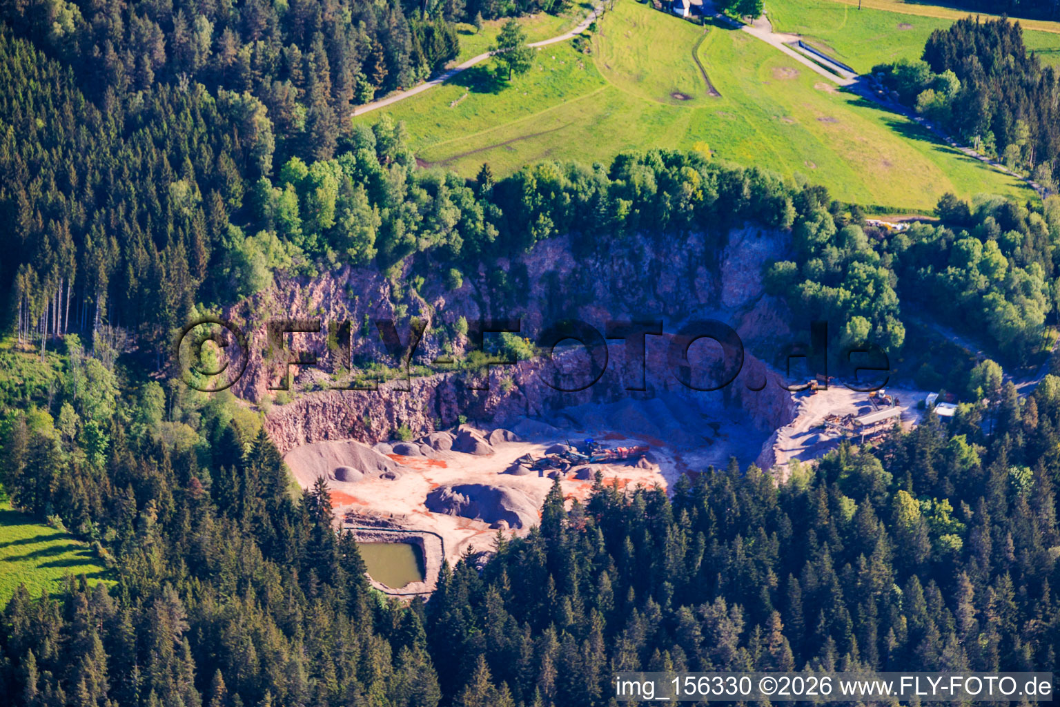 Steinbruch von Südwesten im Ortsteil Tennenbronn in Schramberg im Bundesland Baden-Württemberg, Deutschland