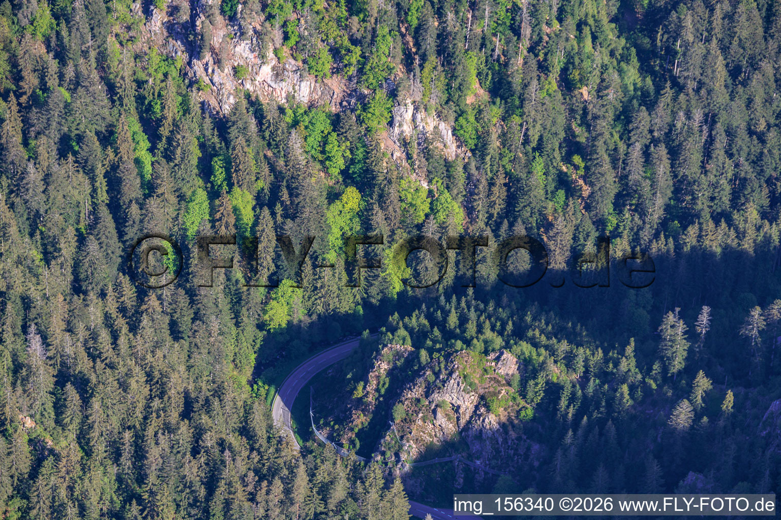 Felsen im Schwarzwald an der L715 im Ortsteil Tennenbronn in Schramberg im Bundesland Baden-Württemberg, Deutschland