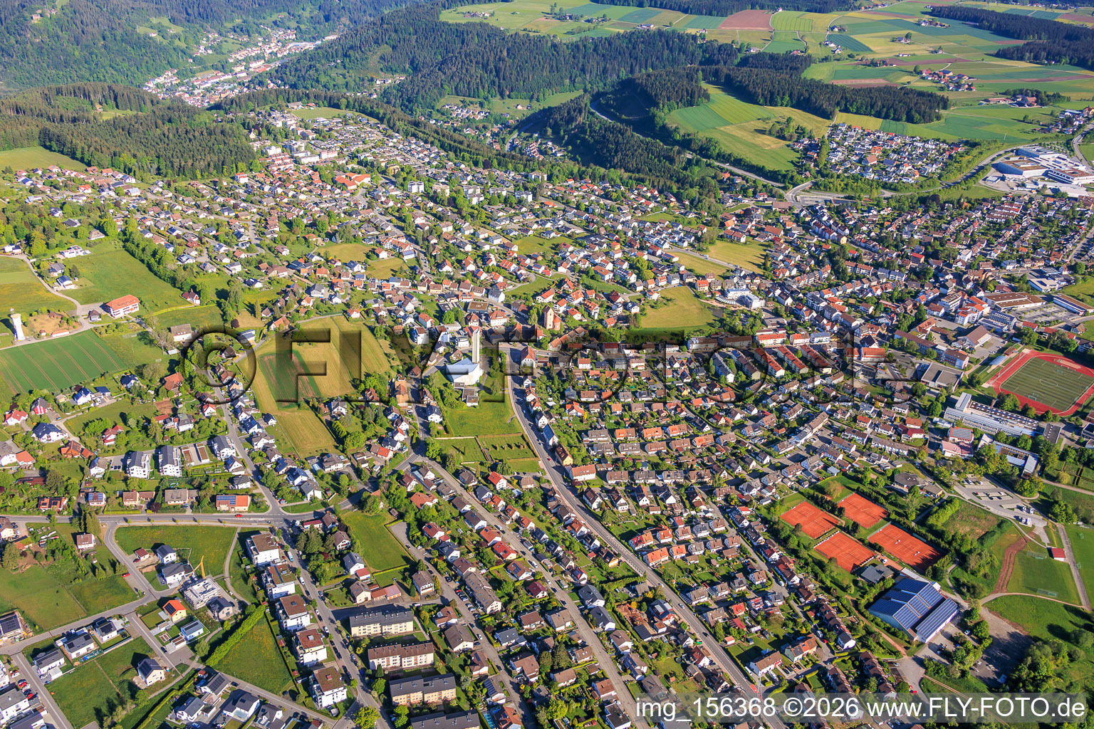 Stadtübersicht aus Südosten im Ortsteil Sulgen in Schramberg im Bundesland Baden-Württemberg, Deutschland