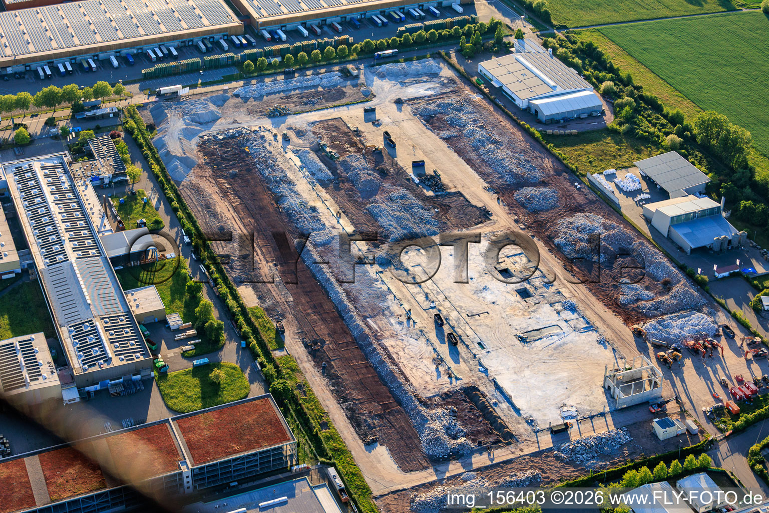 Industriegebiet Landau Ost mit dem Abrissgelände des seit 2005 geschlossenen füheren Standorts Ronal GmbH (früher Alcan Aluminium-Presswerk Pfalz GmbH) in Landau in der Pfalz im Bundesland Rheinland-Pfalz, Deutschland
