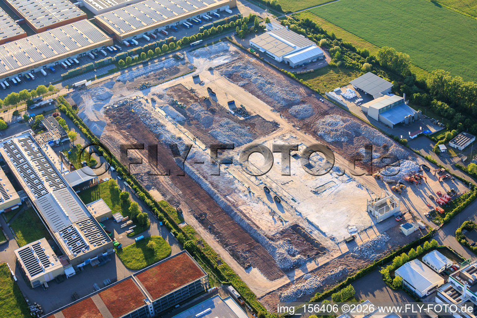 Industriegebiet Landau Ost mit dem Abrissgelände des seit 2005 geschlossenen füheren Standorts Ronal GmbH (früher Alcan Aluminium-Presswerk Pfalz GmbH) in Landau in der Pfalz im Bundesland Rheinland-Pfalz, Deutschland