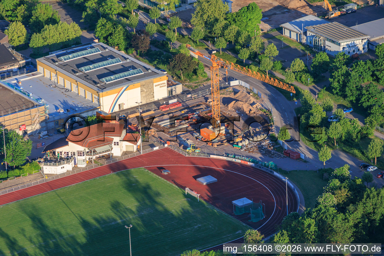 Stadion und Queichtalhalle sowie Baustelle am Konrad-Lerch-Ring in Offenbach an der Queich im Bundesland Rheinland-Pfalz, Deutschland