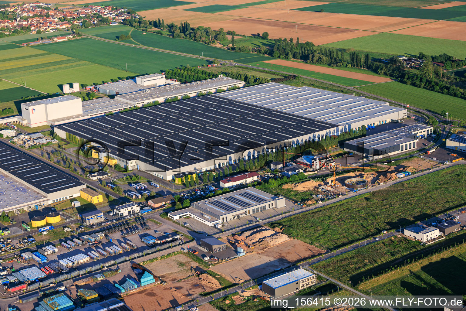 Industriegebiet Interpark mit Mercedes-Benz Logistikcenter aus Nordwesten in Offenbach an der Queich im Bundesland Rheinland-Pfalz, Deutschland