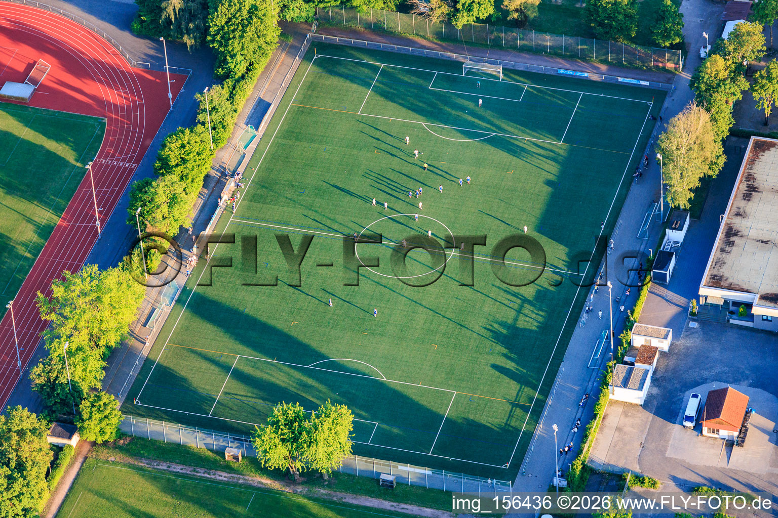 Zentrale Sportanlage mit Fusballplatz des SV Viktoria 1913 e.V. Herxheim beim Training in Herxheim bei Landau im Bundesland Rheinland-Pfalz, Deutschland