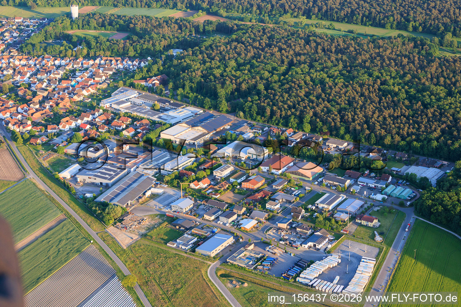 Gewerbegebiet Im Gereut aus Nordwesten in Hatzenbühl im Bundesland Rheinland-Pfalz, Deutschland