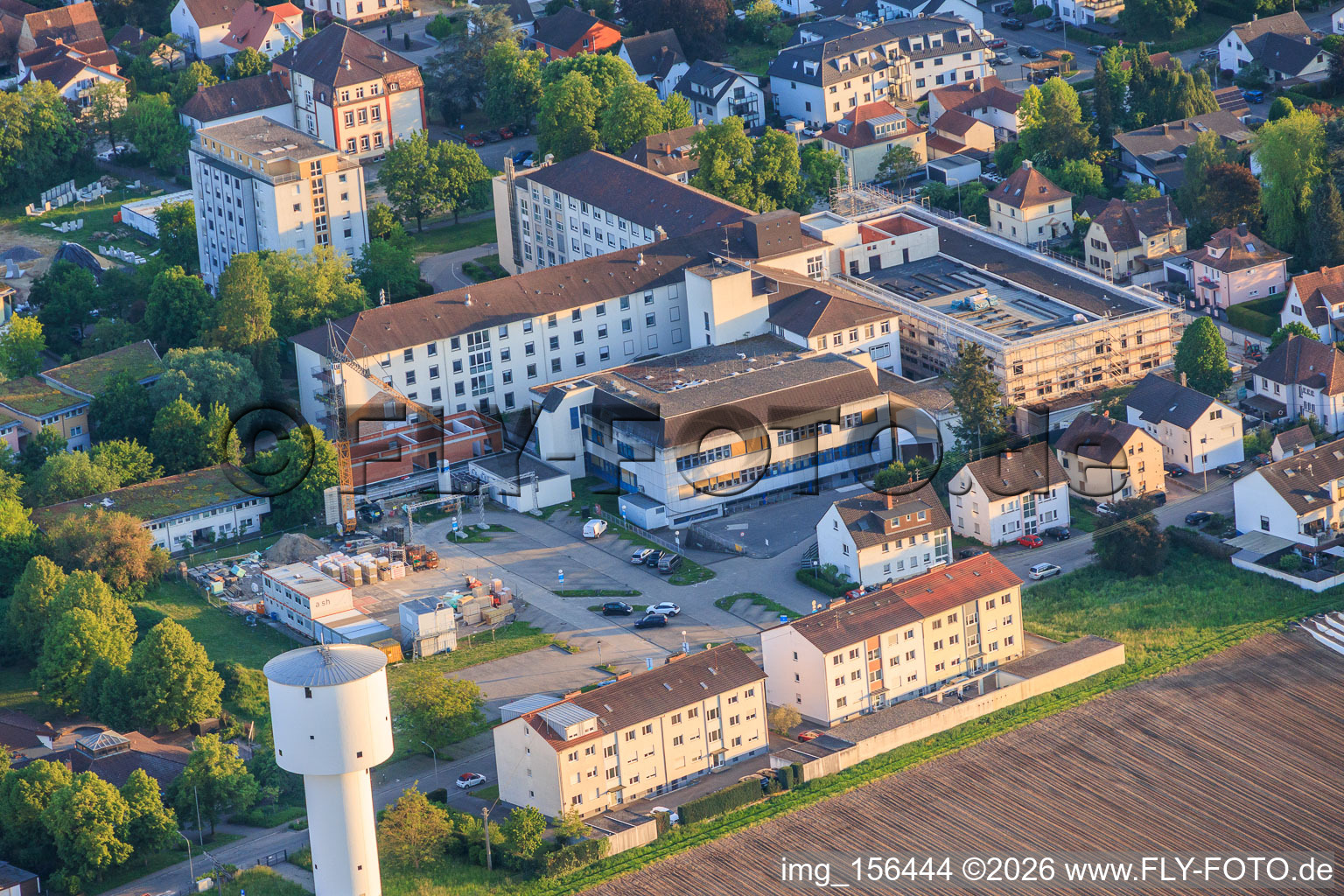 Wasserturm und Baustelle für den NEUBAU der NOTAUFNAHME, INTENSIVMEDIZIN UND DIAGNOSTIKBEREICHE der Asklepios Südpfalzkliniken GmbH. Projektsteuerung: BPM Bau- und Projektmanagement Hart GmbH. BPM Architektur, Planung + Objektüberwachung: alsh sander hofrichter architekten GmbH Gesellschaft für Architektur und Generalplanung. Planungsbüro Noll GmbH , TGA-Planung / Heizung-Lüftung-Sanitär-Medizinische Gase-Gebäudeautomation, TGA-Planung / Stark- u. Schwachstromtechnische Anlagen / Fördertechnik: DE-Plan GmbH & Co. KG, Tragwerksplanung: ZPP Ingenieure AG, Freianlagen hofmann_röttgen Landschaftsarchitekten BDLA, Brandschutz: Rieser-Wessel Brandschutzsachverständige & Ingenieure PartG mbB und Bauphysik / Schallschutz-Akustik: Ingenieurbüro Seidel in Kandel im Bundesland Rheinland-Pfalz, Deutschland
