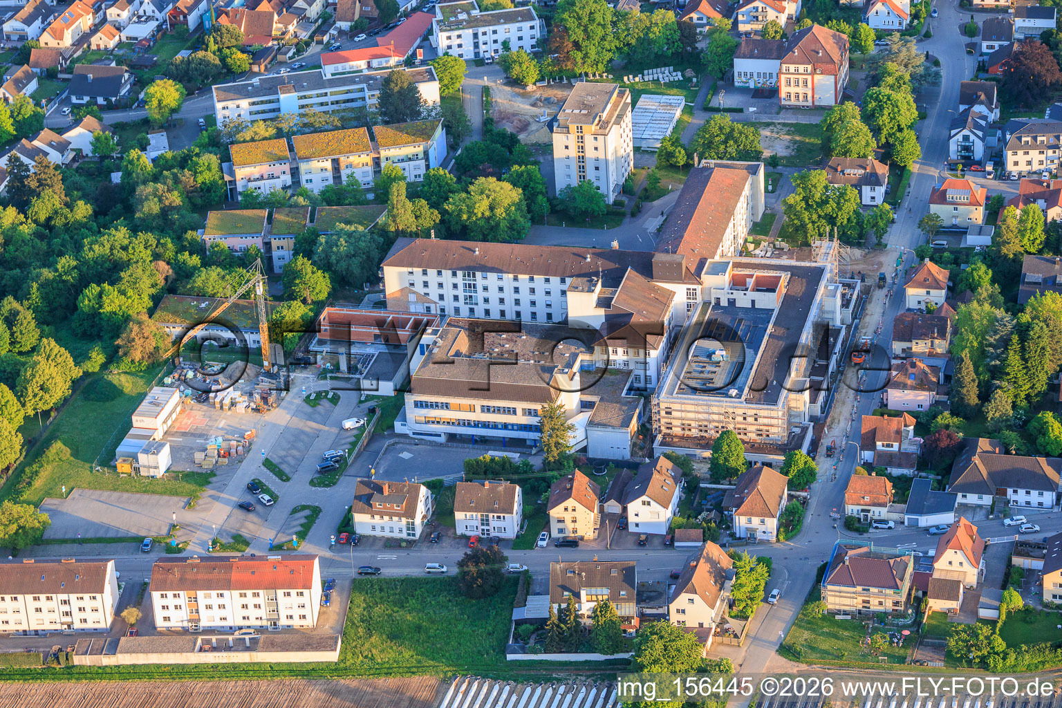 Baustelle für den NEUBAU der NOTAUFNAHME, INTENSIVMEDIZIN UND DIAGNOSTIKBEREICHE der Asklepios Südpfalzkliniken GmbH. Projektsteuerung: BPM Bau- und Projektmanagement Hart GmbH. BPM Architektur, Planung + Objektüberwachung: alsh sander hofrichter architekten GmbH Gesellschaft für Architektur und Generalplanung. Planungsbüro Noll GmbH , TGA-Planung / Heizung-Lüftung-Sanitär-Medizinische Gase-Gebäudeautomation, TGA-Planung / Stark- u. Schwachstromtechnische Anlagen / Fördertechnik: DE-Plan GmbH & Co. KG, Tragwerksplanung: ZPP Ingenieure AG, Freianlagen hofmann_röttgen Landschaftsarchitekten BDLA, Brandschutz: Rieser-Wessel Brandschutzsachverständige & Ingenieure PartG mbB und Bauphysik / Schallschutz-Akustik: Ingenieurbüro Seidel in Kandel im Bundesland Rheinland-Pfalz, Deutschland