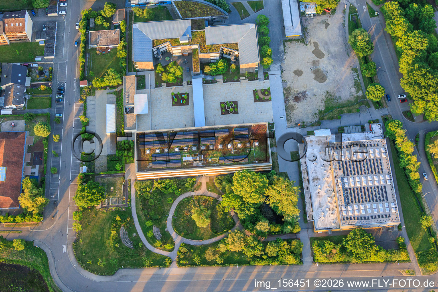 Neubau und Schulgarten der Integrierte Gesamtschule Kandel im Bundesland Rheinland-Pfalz, Deutschland