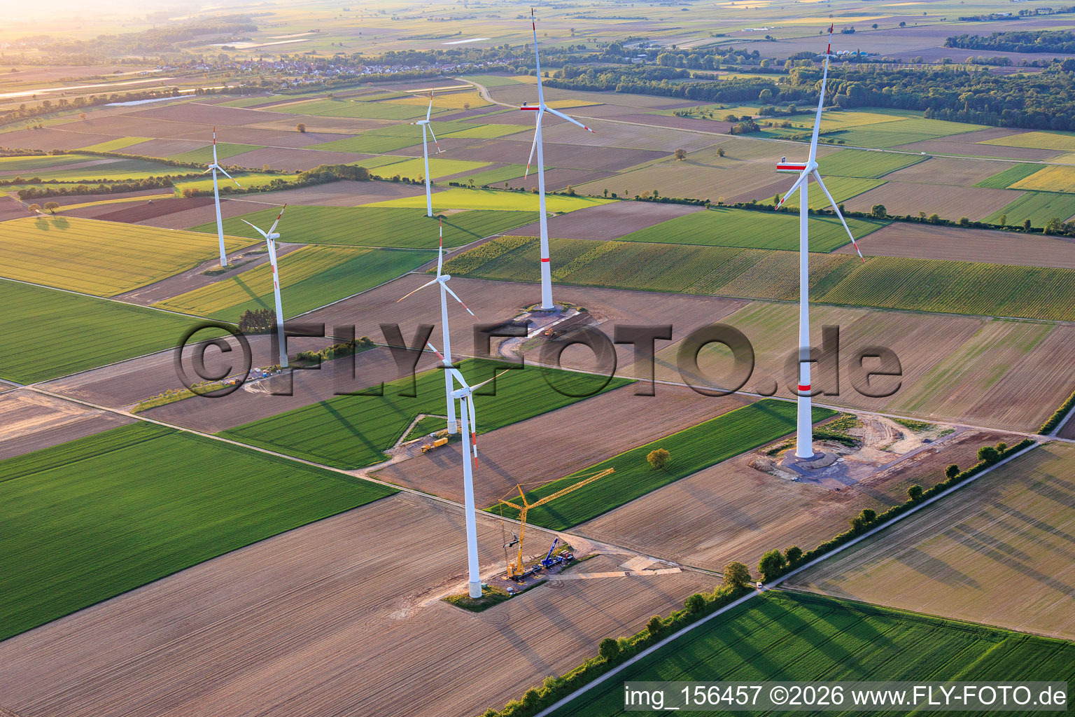 Repowering des Windpark Minfeld. JUWI ersetzt vier Altanlagen (GE 1.5) aus 2004 durch zwei neue, modernen Anlagen vom Typ Vestas V162 mit je sechs MW im Bundesland Rheinland-Pfalz, Deutschland
