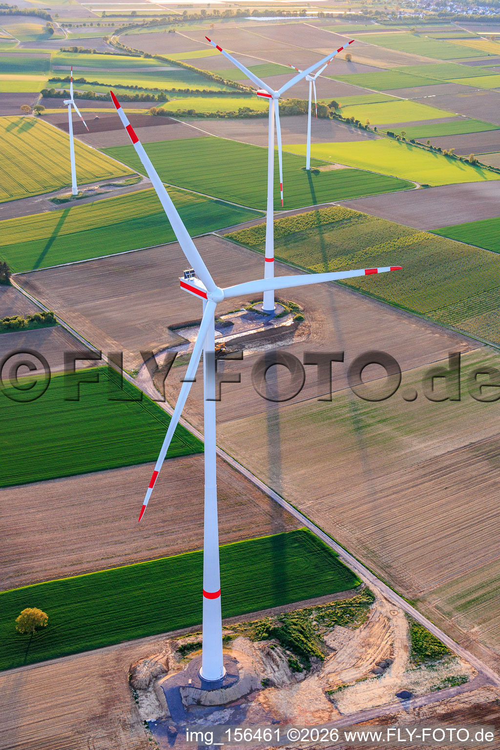 Repowering des Windpark Minfeld. JUWI ersetzt vier Altanlagen (GE 1.5) aus 2004 durch zwei neue, modernen Anlagen vom Typ Vestas V162 mit je sechs MW im Bundesland Rheinland-Pfalz, Deutschland