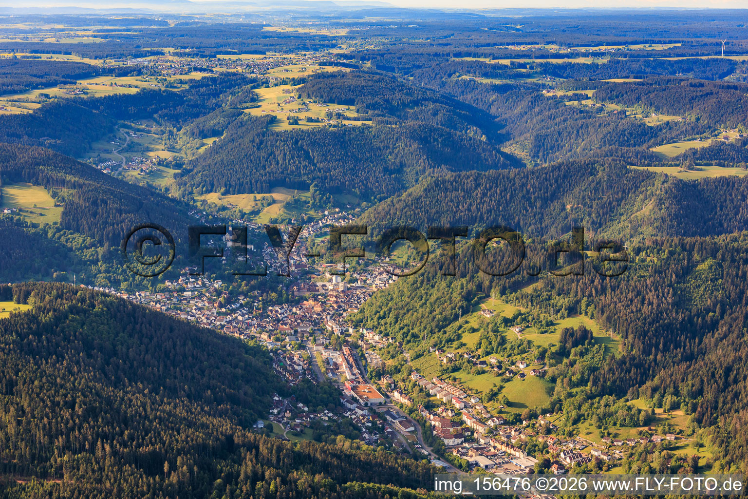 Stadtansicht im Schwarzwaldtal aus Norden in Schramberg im Bundesland Baden-Württemberg, Deutschland