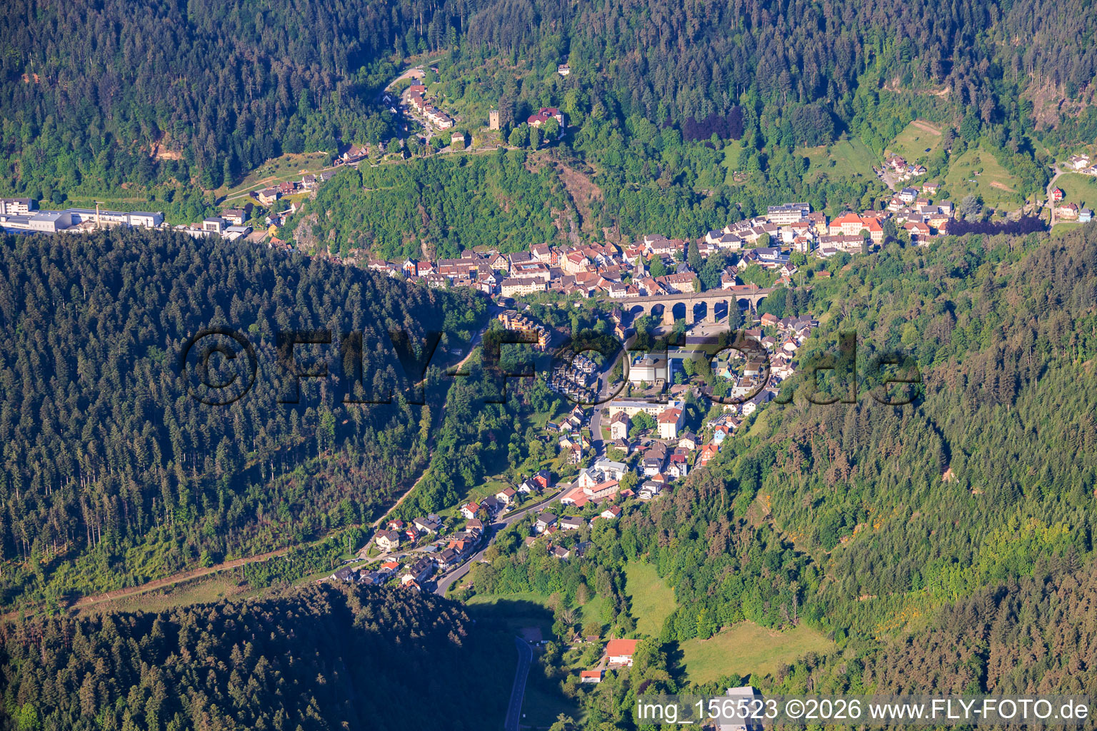 Stadtansicht mit Reichenbachviadukt im Reichenbachtal aus Nordosten in Hornberg im Bundesland Baden-Württemberg, Deutschland