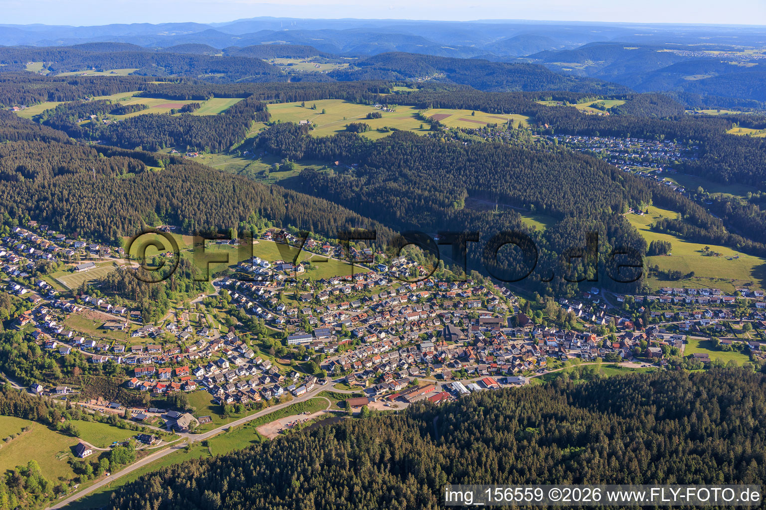 Ortsansicht im Schiltach-Tal aus Süden im Ortsteil Tennenbronn in Schramberg im Bundesland Baden-Württemberg, Deutschland