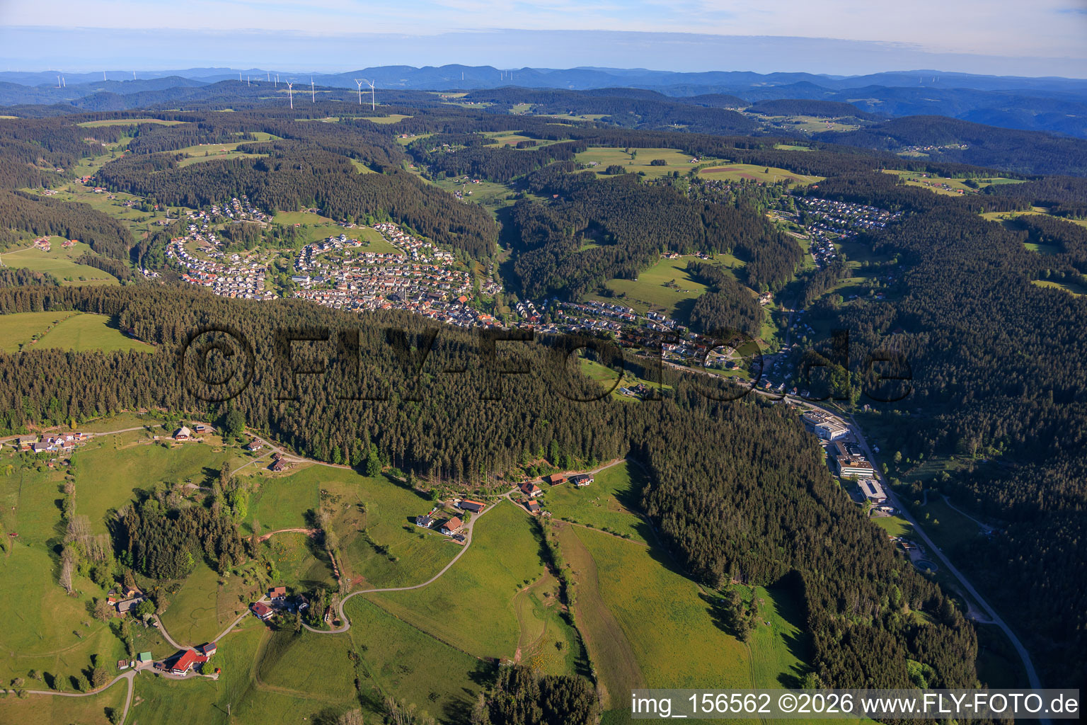 Ortsansicht im Schiltach-Tal aus Südosten im Ortsteil Tennenbronn in Schramberg im Bundesland Baden-Württemberg, Deutschland
