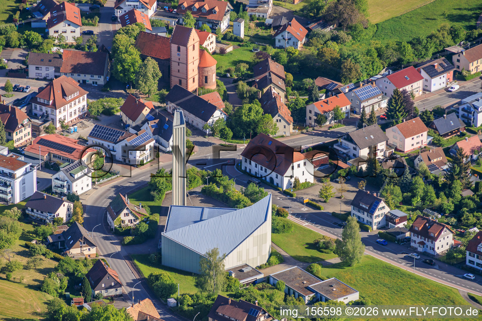 Kirche St. Laurentius und Alte St. Laurentius-Kirche im Ortsteil Sulgen in Schramberg im Bundesland Baden-Württemberg, Deutschland