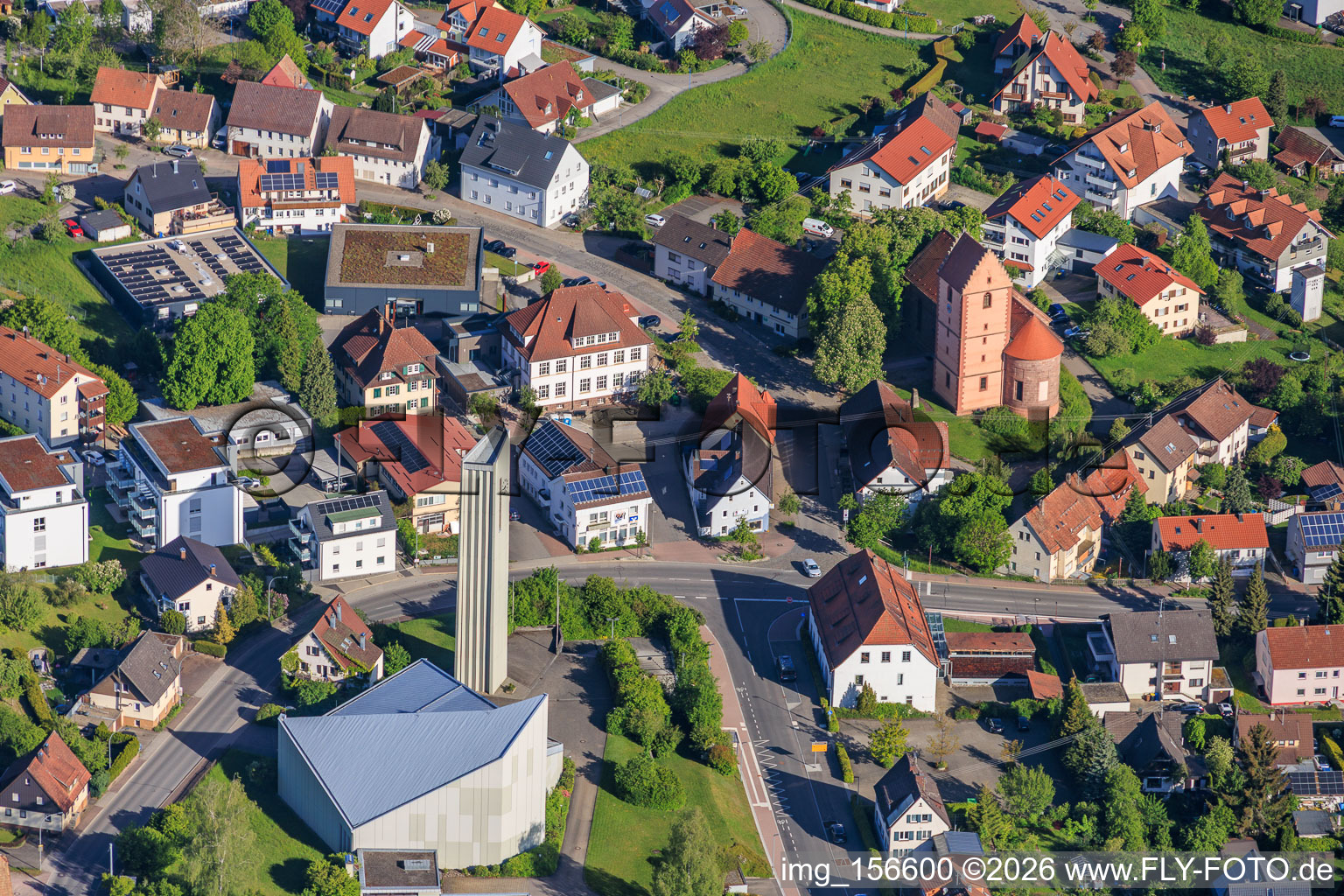 Kirche St. Laurentius, Alte St. Laurentius-Kirche und Orthoklinik Schramberg-Sulgen im Bundesland Baden-Württemberg, Deutschland