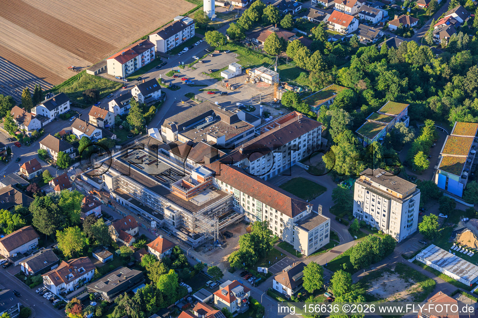 Baustelle für den NEUBAU der NOTAUFNAHME, INTENSIVMEDIZIN UND DIAGNOSTIKBEREICHE der Asklepios Südpfalzkliniken GmbH. Projektsteuerung: BPM Bau- und Projektmanagement Hart GmbH. BPM Architektur, Planung + Objektüberwachung: alsh sander hofrichter architekten GmbH Gesellschaft für Architektur und Generalplanung. Planungsbüro Noll GmbH , TGA-Planung / Heizung-Lüftung-Sanitär-Medizinische Gase-Gebäudeautomation, TGA-Planung / Stark- u. Schwachstromtechnische Anlagen / Fördertechnik: DE-Plan GmbH & Co. KG, Tragwerksplanung: ZPP Ingenieure AG, Freianlagen hofmann_röttgen Landschaftsarchitekten BDLA, Brandschutz: Rieser-Wessel Brandschutzsachverständige & Ingenieure PartG mbB und Bauphysik / Schallschutz-Akustik: Ingenieurbüro Seidel in Kandel im Bundesland Rheinland-Pfalz, Deutschland
