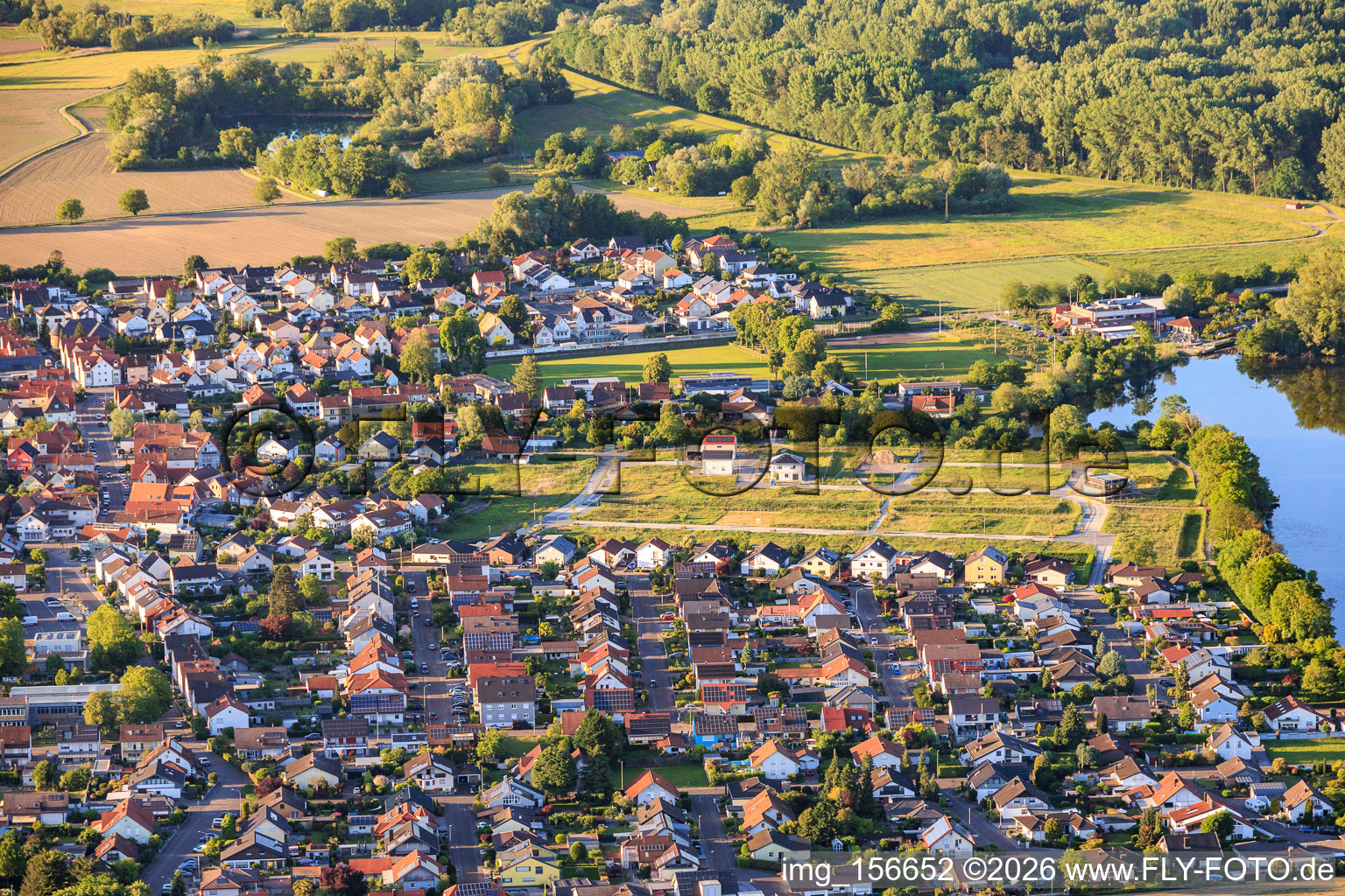 Erste Wohnhausbaustellen am Neubaugebiet „Im Brühl“ mit insgesamt 68 Baugrundstücken in Leimersheim im Bundesland Rheinland-Pfalz, Deutschland