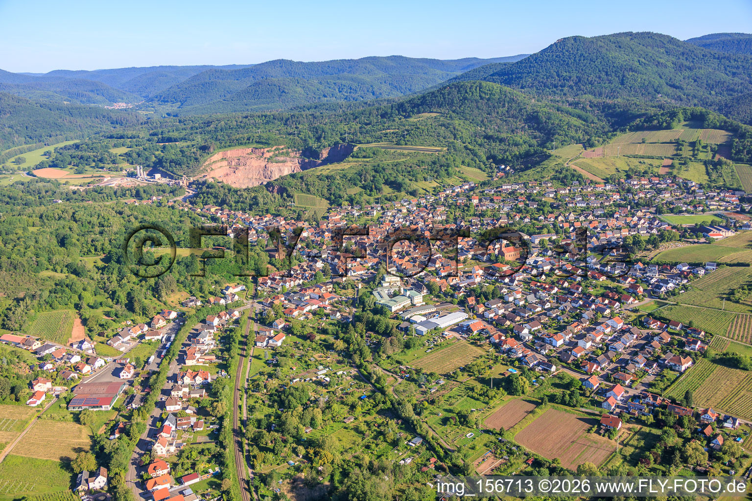 Albersweiler von Südosten im Bundesland Rheinland-Pfalz, Deutschland