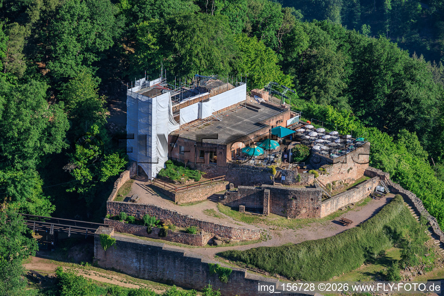 Burgruine Rietburg mit eingerüstetem Turm in Rhodt unter Rietburg im Bundesland Rheinland-Pfalz, Deutschland