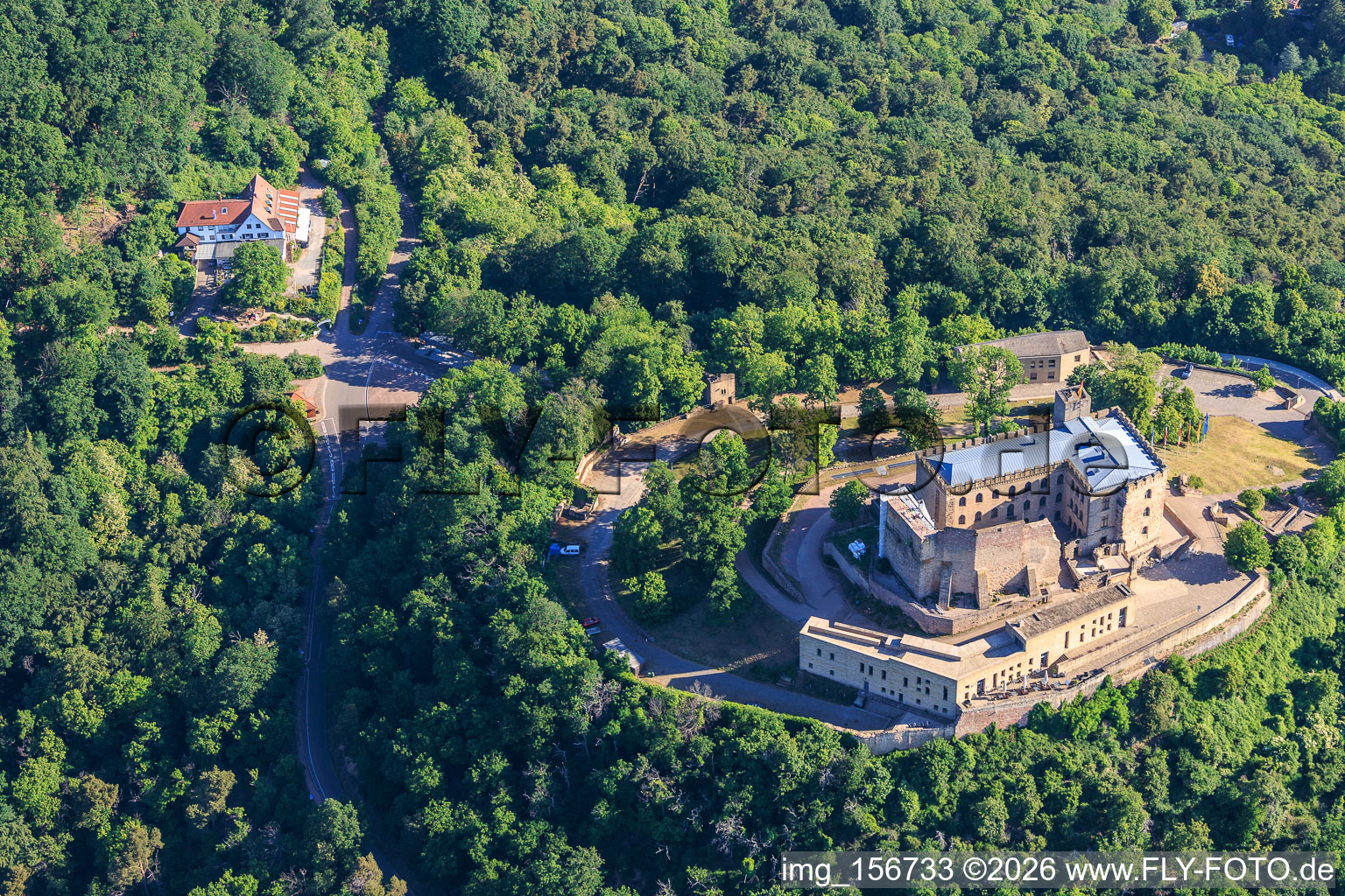 Hambacher Schloss aus Süden im Ortsteil Diedesfeld in Neustadt an der Weinstraße im Bundesland Rheinland-Pfalz, Deutschland