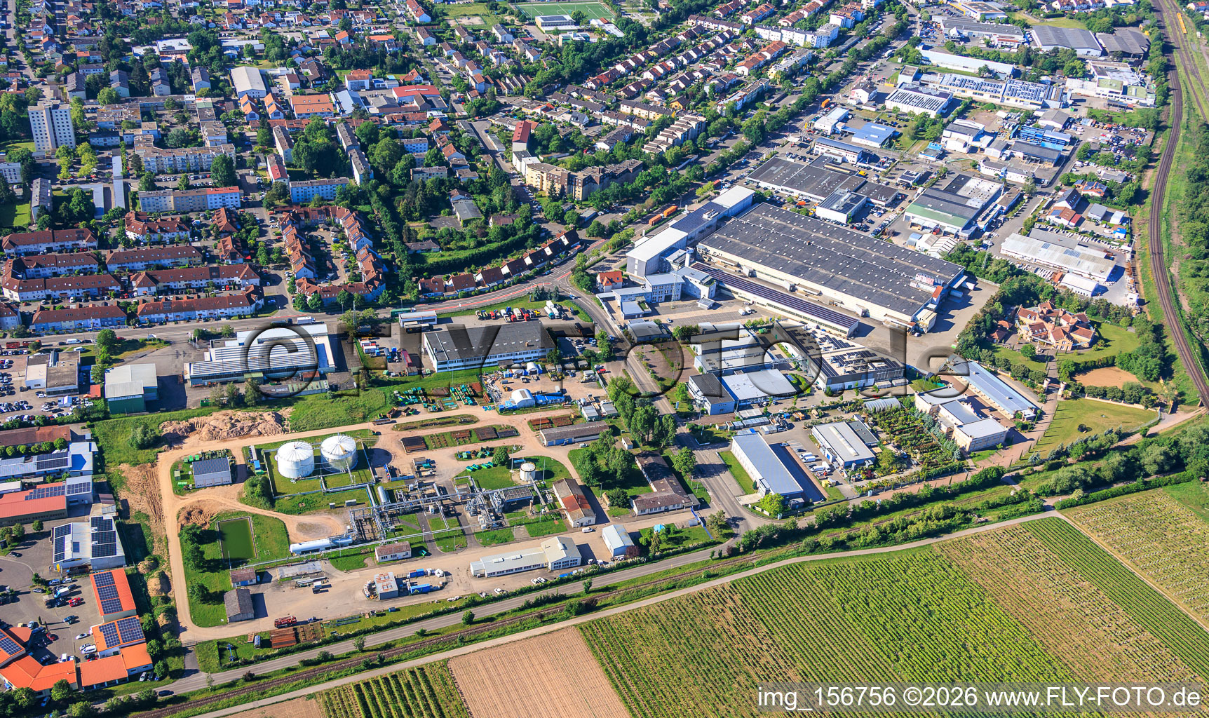 Öl- und Erdgastanks der ONEO GmbH & Co. KG in Landau in der Pfalz im Bundesland Rheinland-Pfalz, Deutschland