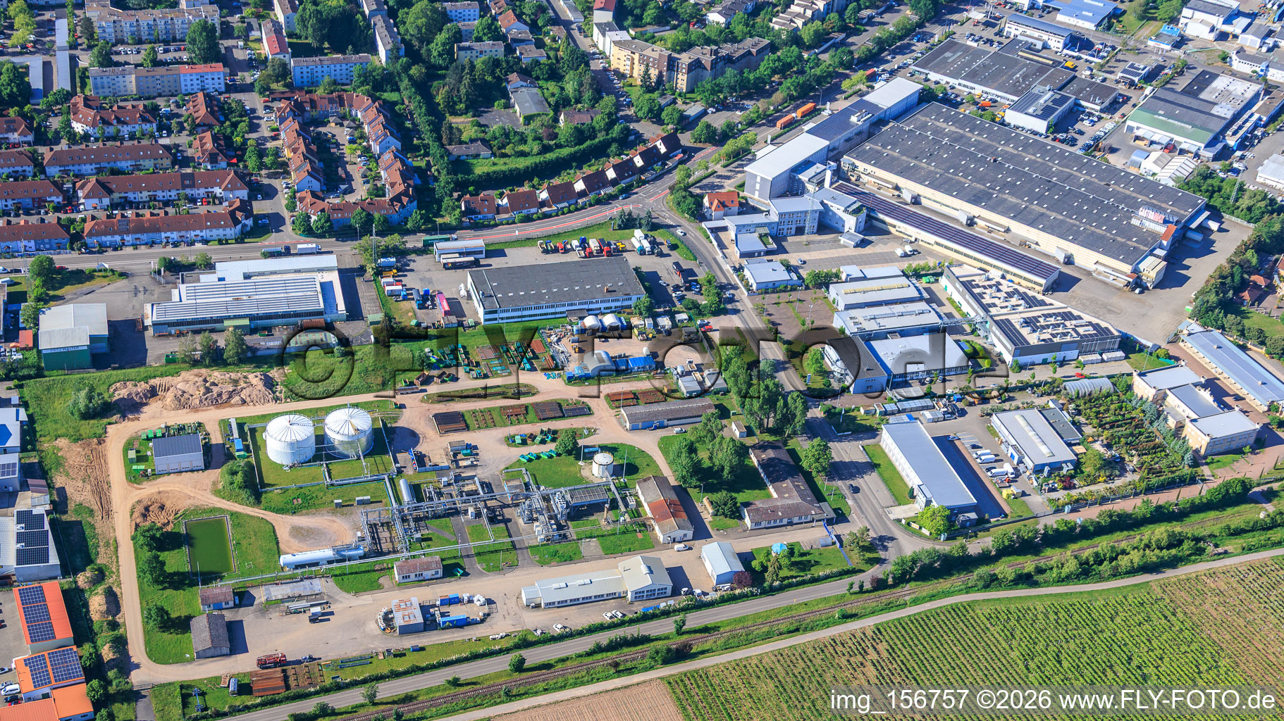 Öl- und Erdgastanks der ONEO GmbH & Co. KG in Landau in der Pfalz im Bundesland Rheinland-Pfalz, Deutschland