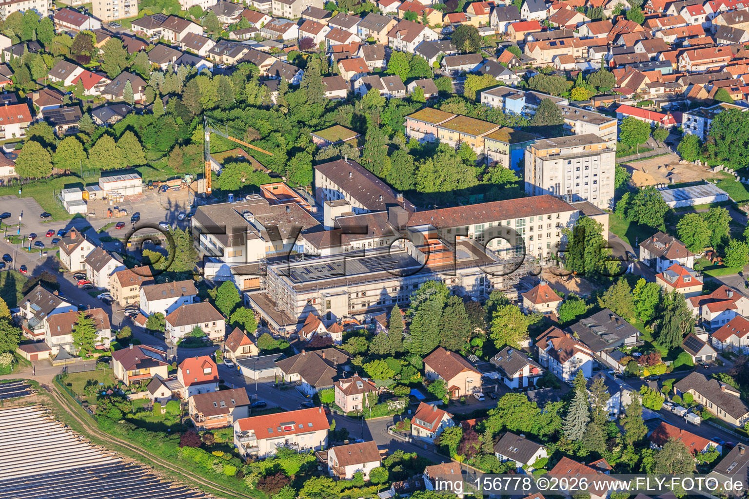 Baustelle für den NEUBAU der NOTAUFNAHME, INTENSIVMEDIZIN UND DIAGNOSTIKBEREICHE der Asklepios Südpfalzkliniken GmbH. Projektsteuerung: BPM Bau- und Projektmanagement Hart GmbH. BPM Architektur, Planung + Objektüberwachung: alsh sander hofrichter architekten GmbH Gesellschaft für Architektur und Generalplanung. Planungsbüro Noll GmbH , TGA-Planung / Heizung-Lüftung-Sanitär-Medizinische Gase-Gebäudeautomation, TGA-Planung / Stark- u. Schwachstromtechnische Anlagen / Fördertechnik: DE-Plan GmbH & Co. KG, Tragwerksplanung: ZPP Ingenieure AG, Freianlagen hofmann_röttgen Landschaftsarchitekten BDLA, Brandschutz: Rieser-Wessel Brandschutzsachverständige & Ingenieure PartG mbB und Bauphysik / Schallschutz-Akustik: Ingenieurbüro Seidel in Kandel im Bundesland Rheinland-Pfalz, Deutschland