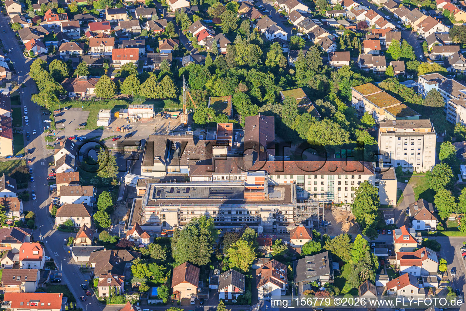 Baustelle für den NEUBAU der NOTAUFNAHME, INTENSIVMEDIZIN UND DIAGNOSTIKBEREICHE der Asklepios Südpfalzkliniken GmbH. Projektsteuerung: BPM Bau- und Projektmanagement Hart GmbH. BPM Architektur, Planung + Objektüberwachung: alsh sander hofrichter architekten GmbH Gesellschaft für Architektur und Generalplanung. Planungsbüro Noll GmbH , TGA-Planung / Heizung-Lüftung-Sanitär-Medizinische Gase-Gebäudeautomation, TGA-Planung / Stark- u. Schwachstromtechnische Anlagen / Fördertechnik: DE-Plan GmbH & Co. KG, Tragwerksplanung: ZPP Ingenieure AG, Freianlagen hofmann_röttgen Landschaftsarchitekten BDLA, Brandschutz: Rieser-Wessel Brandschutzsachverständige & Ingenieure PartG mbB und Bauphysik / Schallschutz-Akustik: Ingenieurbüro Seidel in Kandel im Bundesland Rheinland-Pfalz, Deutschland