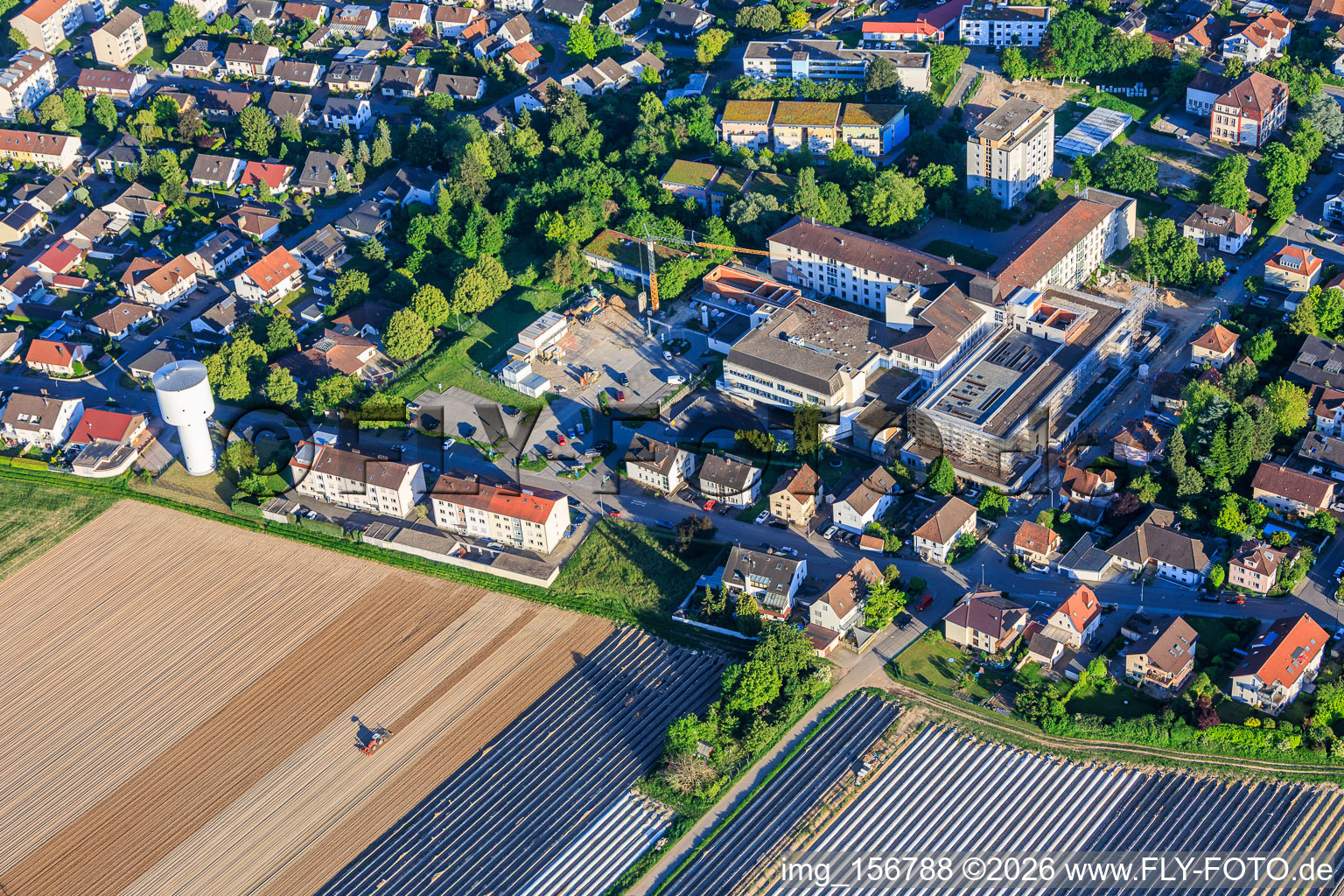 Baustelle für den NEUBAU der NOTAUFNAHME, INTENSIVMEDIZIN UND DIAGNOSTIKBEREICHE der Asklepios Südpfalzkliniken GmbH. Projektsteuerung: BPM Bau- und Projektmanagement Hart GmbH. BPM Architektur, Planung + Objektüberwachung: alsh sander hofrichter architekten GmbH Gesellschaft für Architektur und Generalplanung. Planungsbüro Noll GmbH , TGA-Planung / Heizung-Lüftung-Sanitär-Medizinische Gase-Gebäudeautomation, TGA-Planung / Stark- u. Schwachstromtechnische Anlagen / Fördertechnik: DE-Plan GmbH & Co. KG, Tragwerksplanung: ZPP Ingenieure AG, Freianlagen hofmann_röttgen Landschaftsarchitekten BDLA, Brandschutz: Rieser-Wessel Brandschutzsachverständige & Ingenieure PartG mbB und Bauphysik / Schallschutz-Akustik: Ingenieurbüro Seidel in Kandel im Bundesland Rheinland-Pfalz, Deutschland