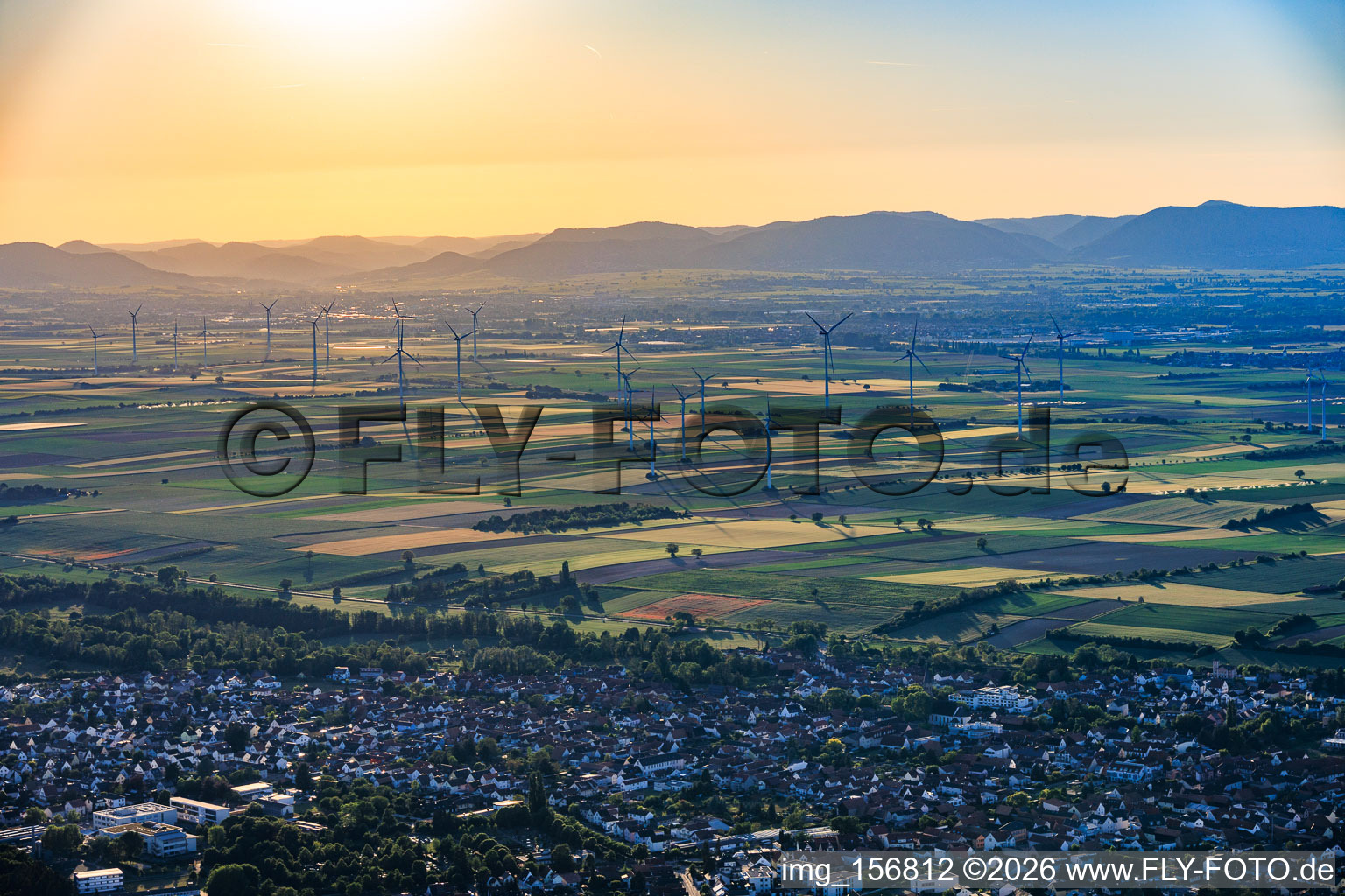 Windpark aus Südosten am Morgen in Offenbach an der Queich im Bundesland Rheinland-Pfalz, Deutschland