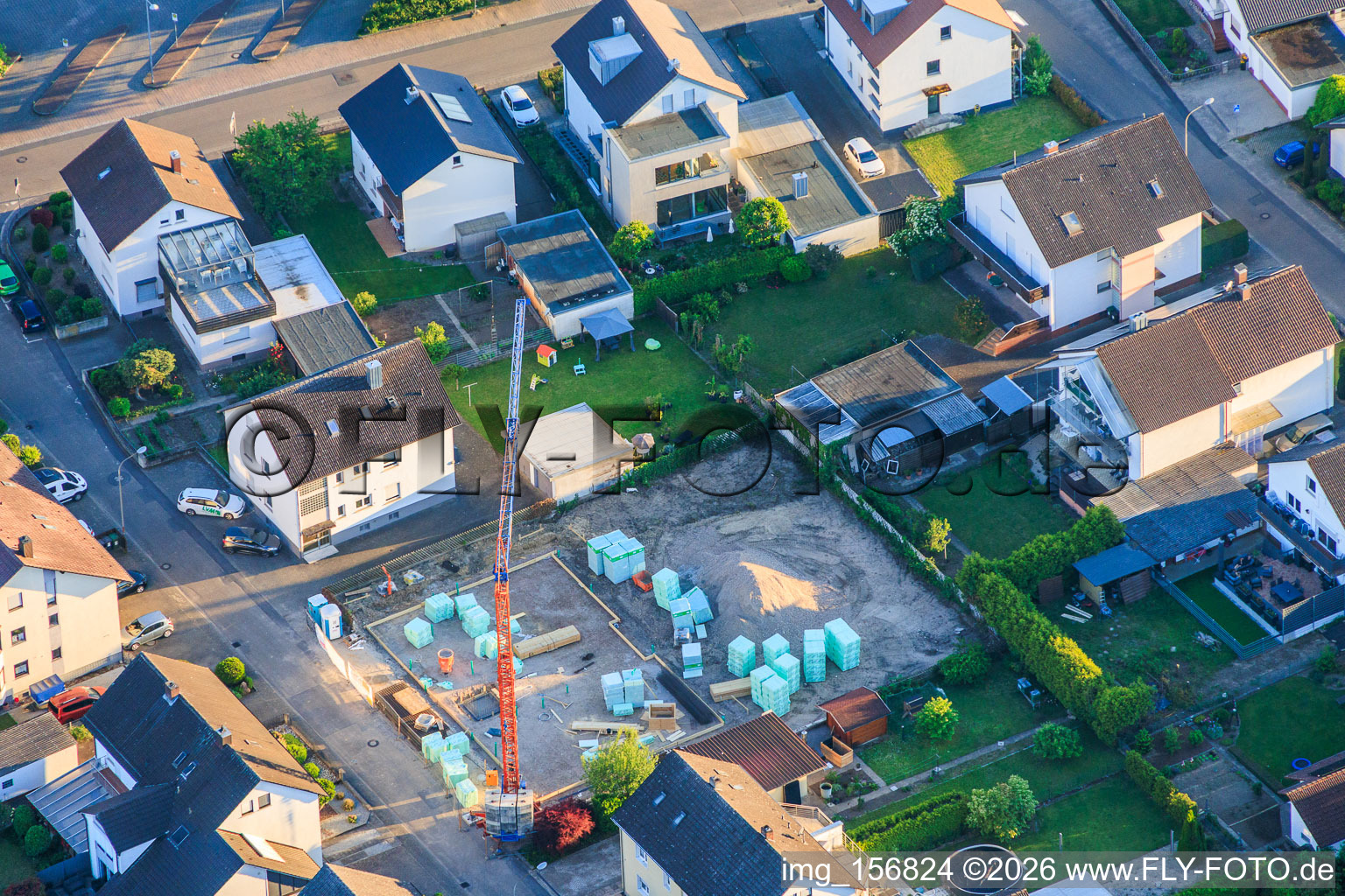 Baustelle zum Neubau eine Mehrfamilienhaus in der Konrad-Adenauer-Straße in Herxheim bei Landau im Bundesland Rheinland-Pfalz, Deutschland