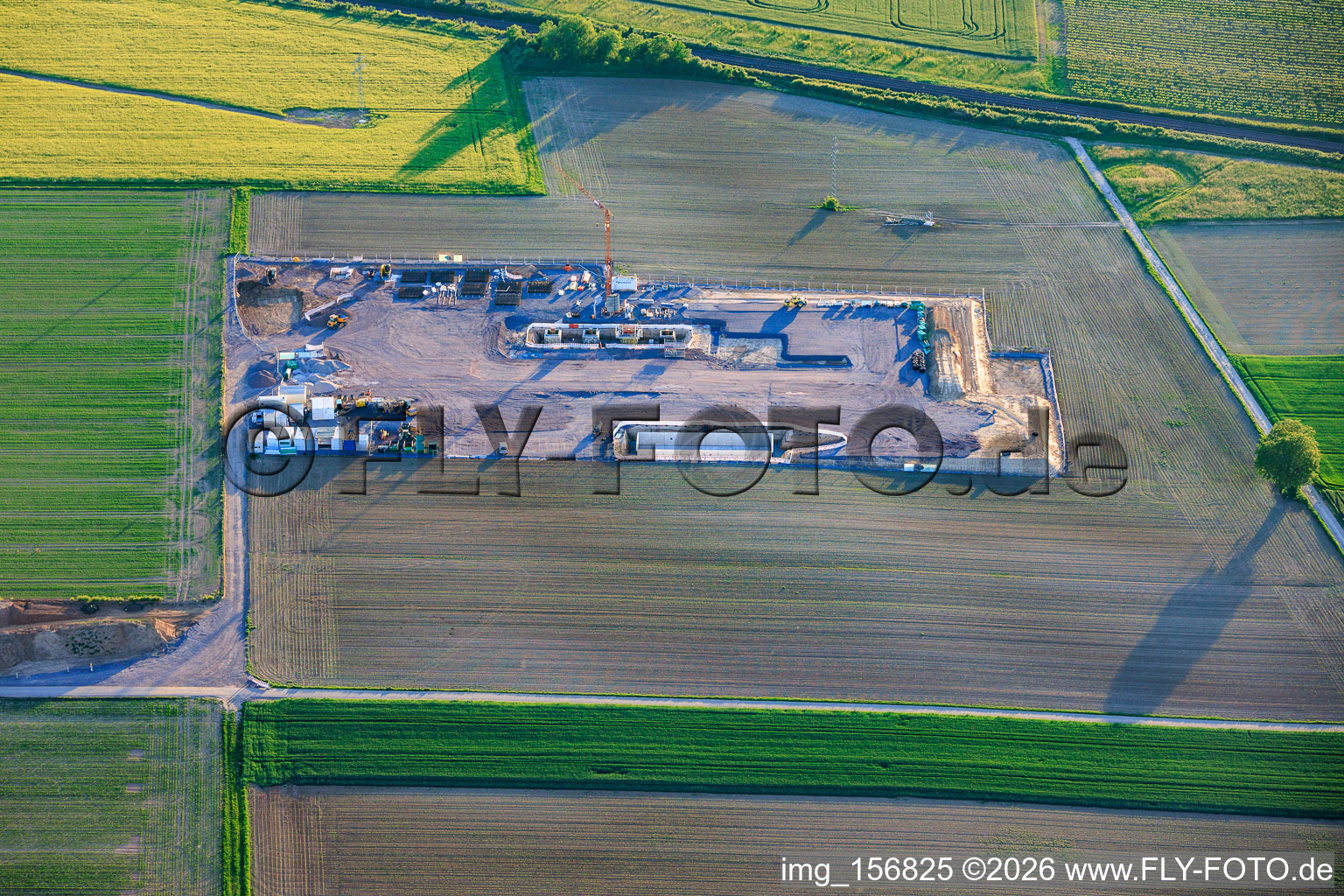 Baustelle des zweiten Bohrplatz auf dem Trappelberg des Lionheart-Projekts der Vulcan Energy für die zukünftige klimaneutrale Wärmeversorgung der Stadt Landau sowie Lithiumextraktion und Stromproduktion durch ORC-Anlage in Rohrbach im Bundesland Rheinland-Pfalz, Deutschland