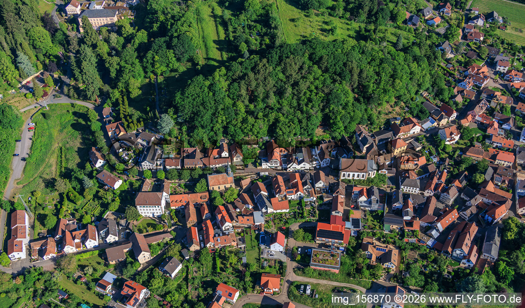 Draufsicht Badstraße Kirchstr in Gleisweiler im Bundesland Rheinland-Pfalz, Deutschland