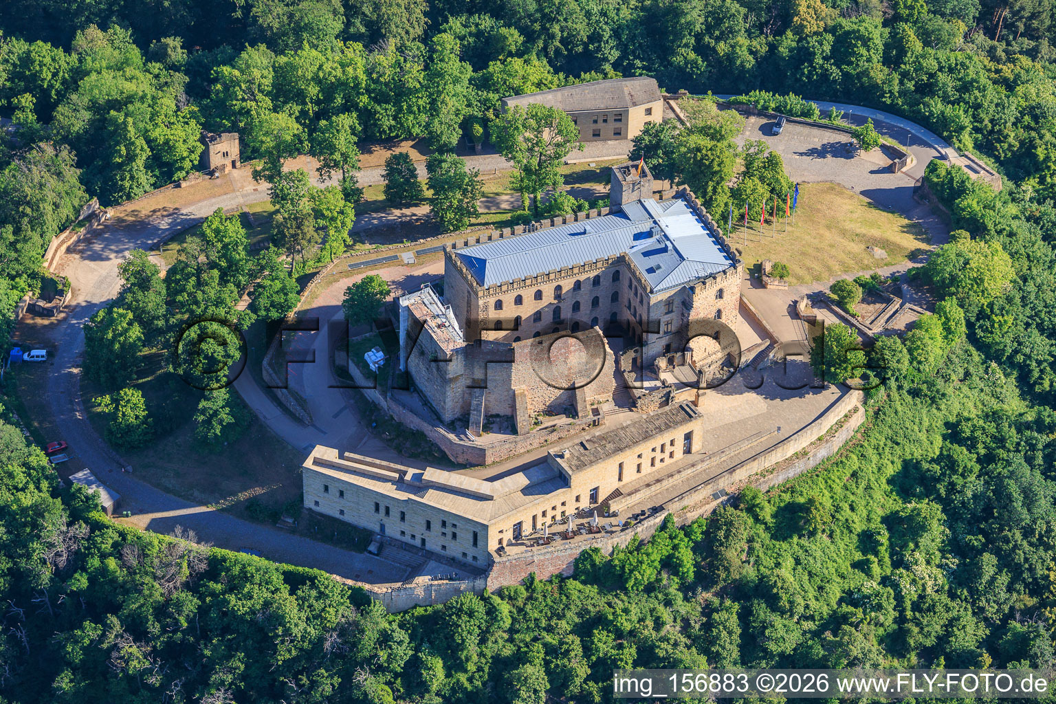 Hambacher Schloss aus Süden im Ortsteil Diedesfeld in Neustadt an der Weinstraße im Bundesland Rheinland-Pfalz, Deutschland