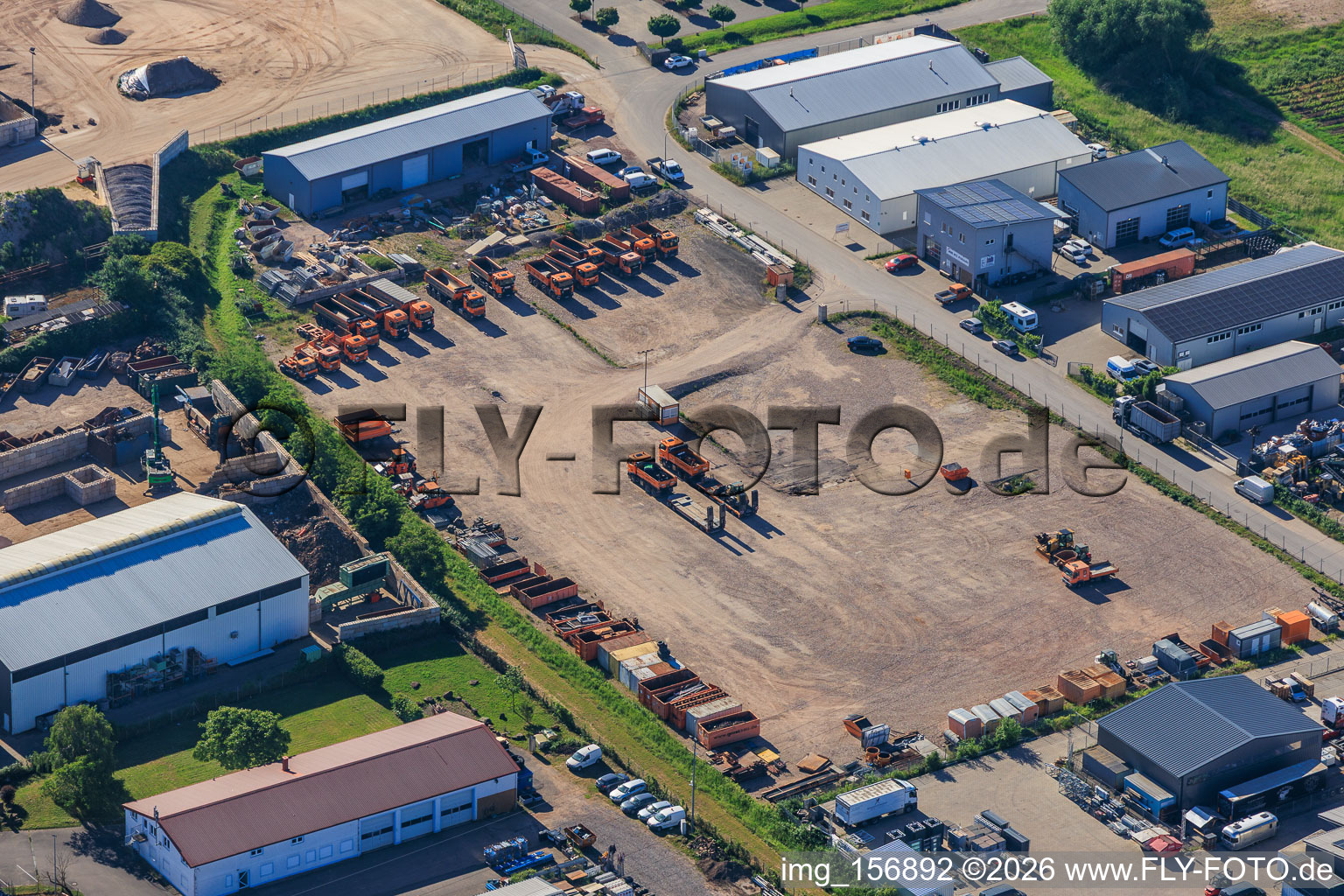 Industriegebiet Lerchenweide mit Gerst Bauservice GmbH (Bauschuttrecycling-Schüttgüter-Containerdienst) in Venningen im Bundesland Rheinland-Pfalz, Deutschland